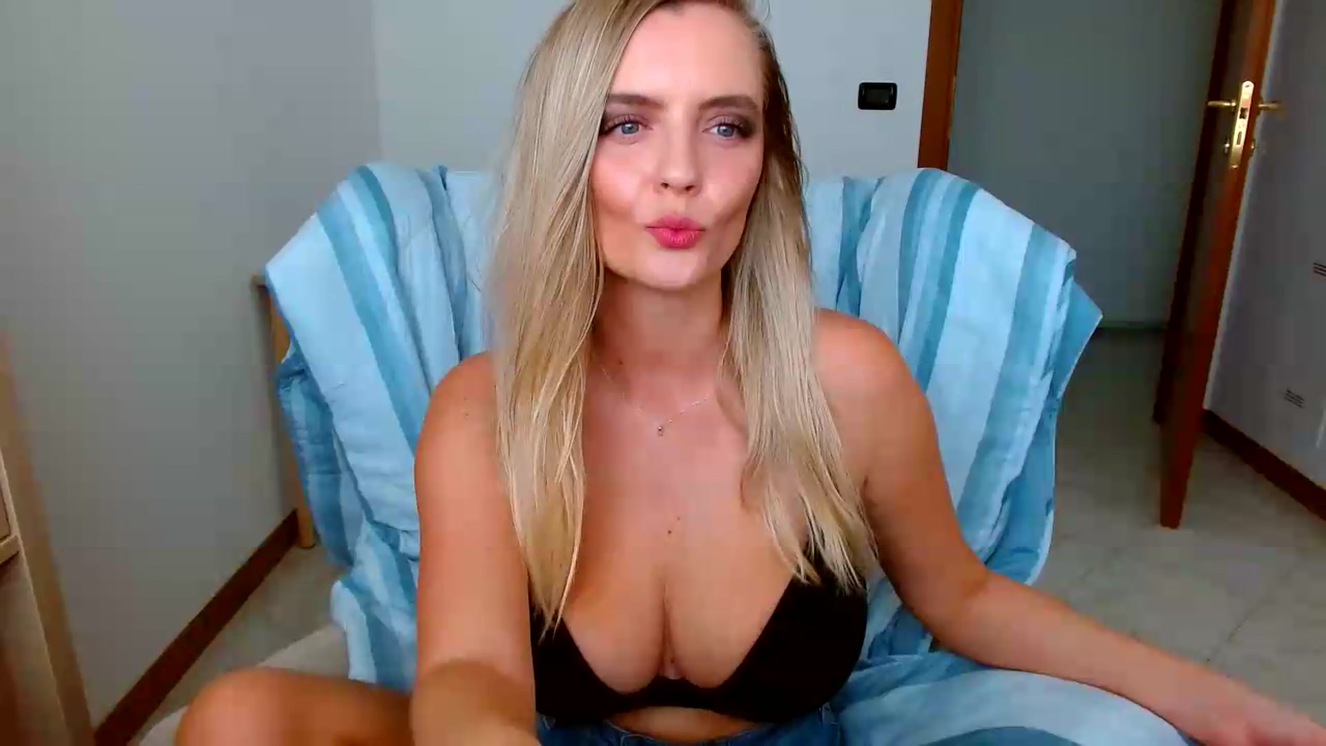 Gallery image thumbnail from MissAura's myfreecams stream on, 08/06/2026, 13:19 image 3 of 20