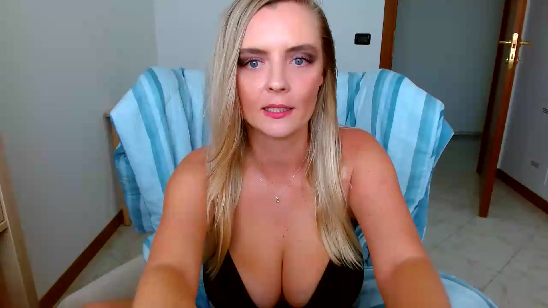 Gallery image thumbnail from MissAura's myfreecams stream on, 08/06/2026, 13:19 image 18 of 20