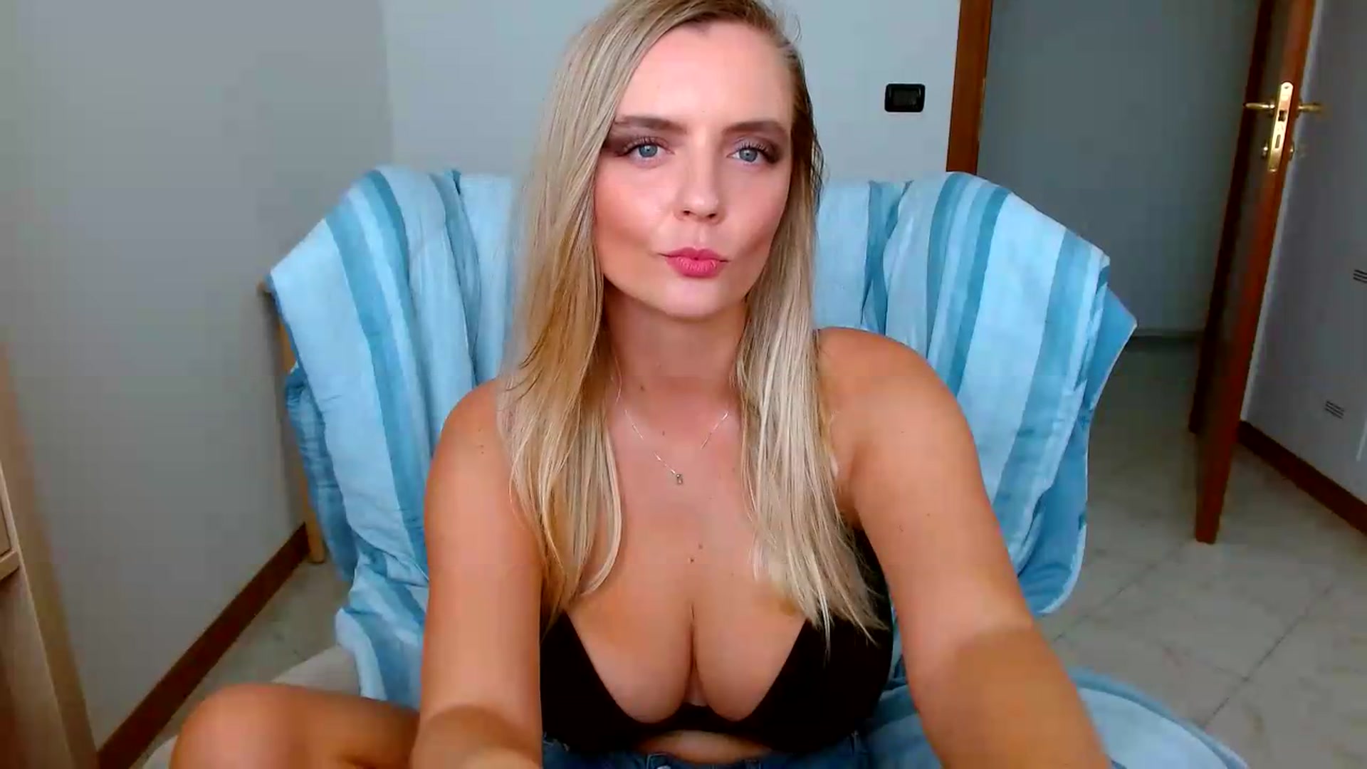 Gallery image thumbnail from MissAura's myfreecams stream on, 08/06/2026, 13:19 image 10 of 20