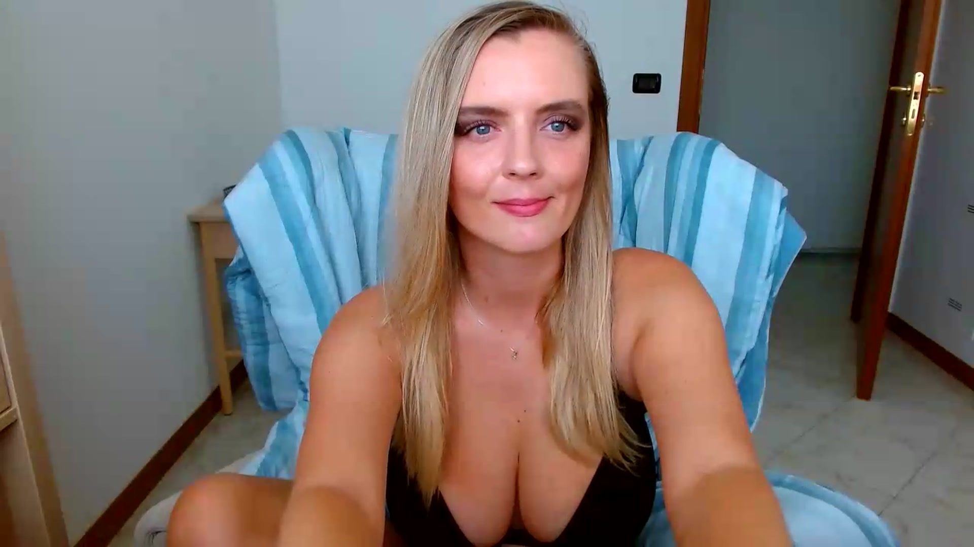 Gallery image thumbnail from MissAura's myfreecams stream on, 08/06/2026, 13:40 image 4 of 20