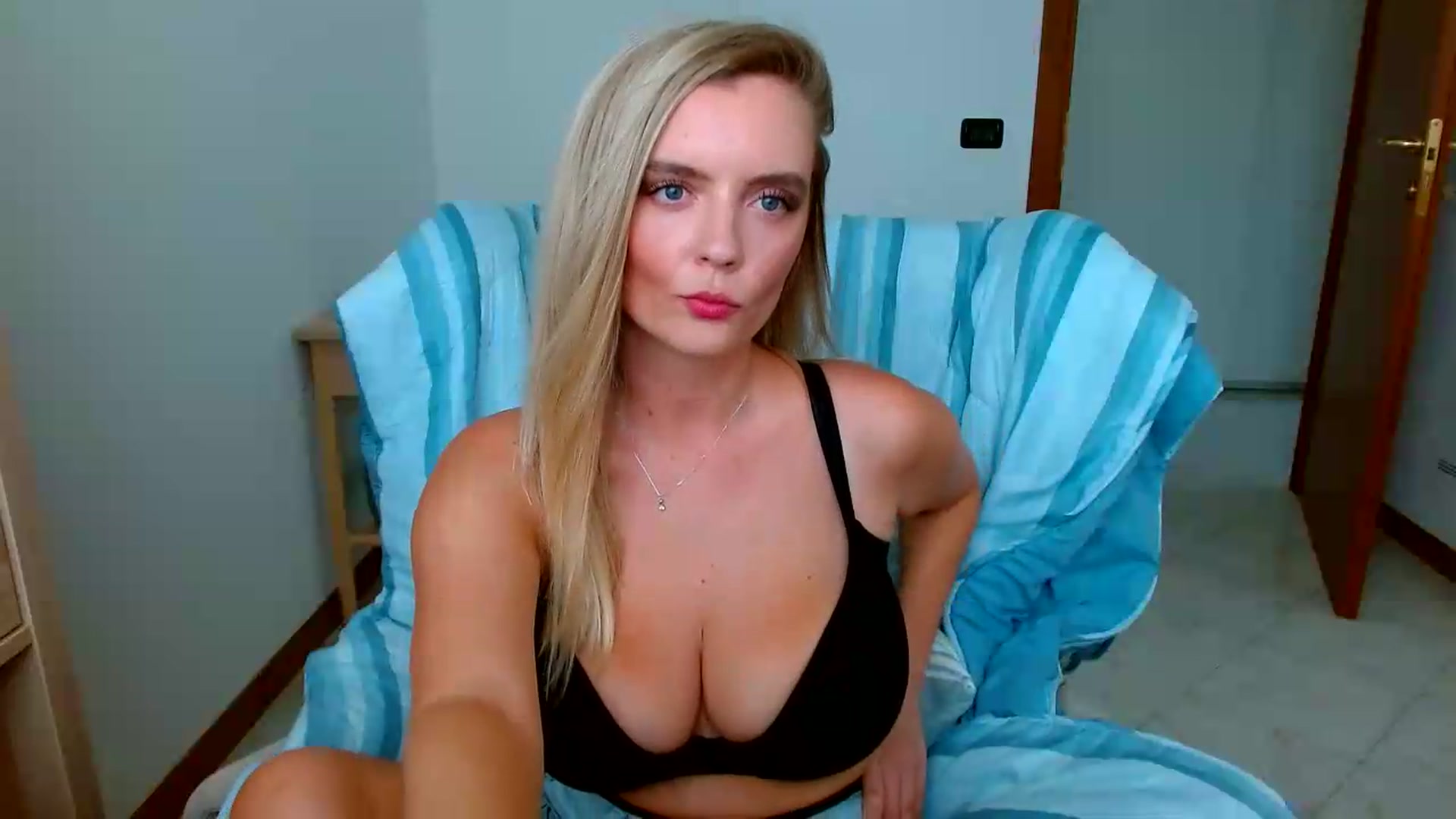 Gallery image thumbnail from MissAura's myfreecams stream on, 08/11/2026, 15:46 image 10 of 20