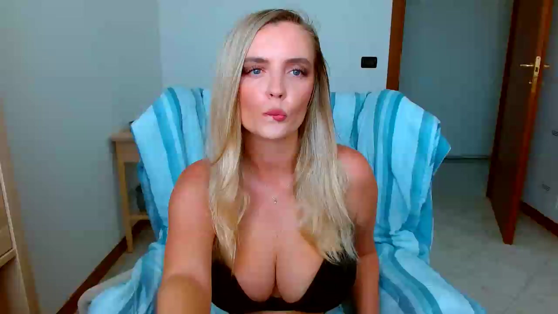 Gallery image thumbnail from MissAura's myfreecams stream on, 08/12/2026, 13:05 image 6 of 20