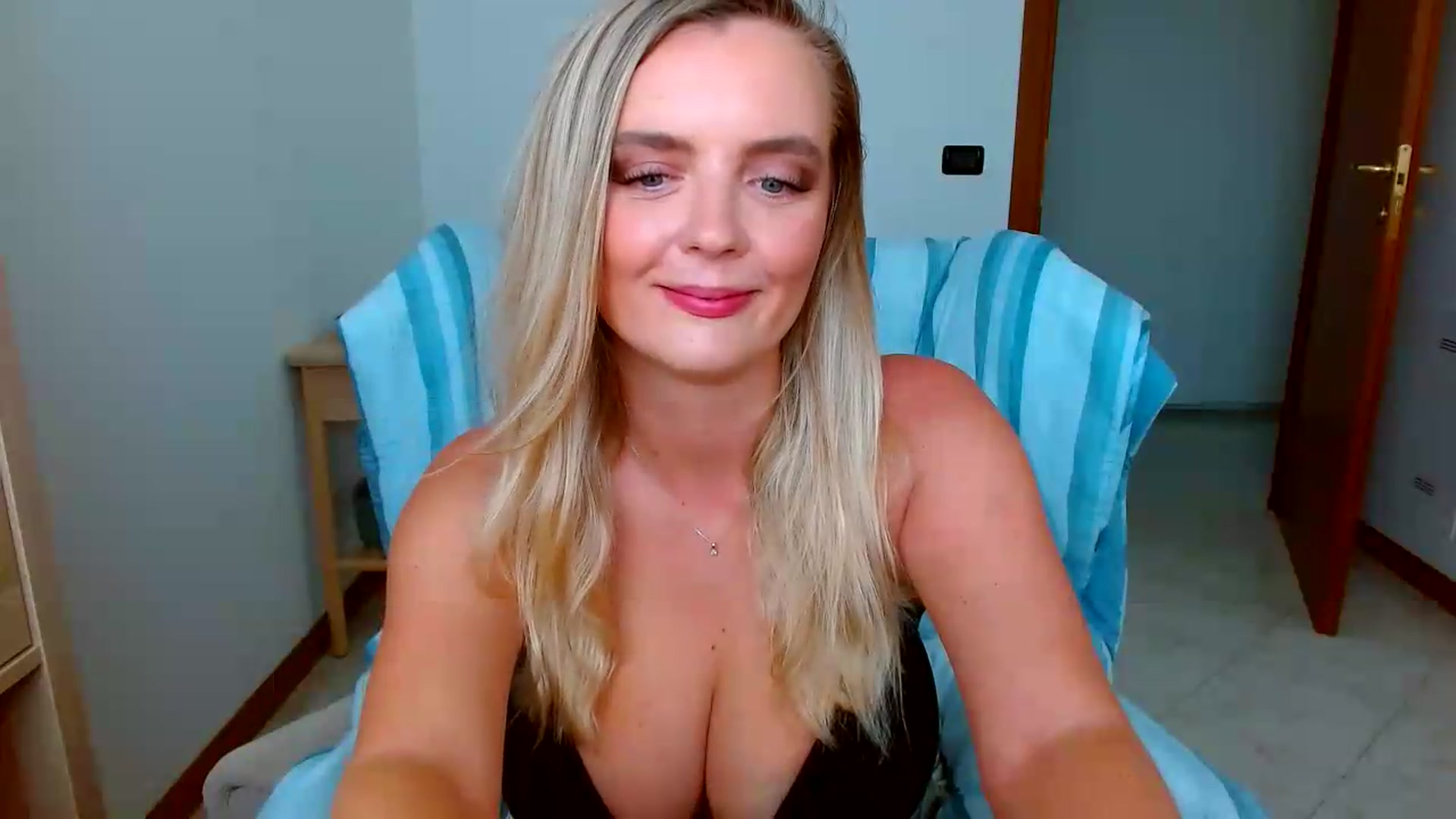 Gallery image thumbnail from MissAura's myfreecams stream on, 08/12/2026, 13:05 image 10 of 20
