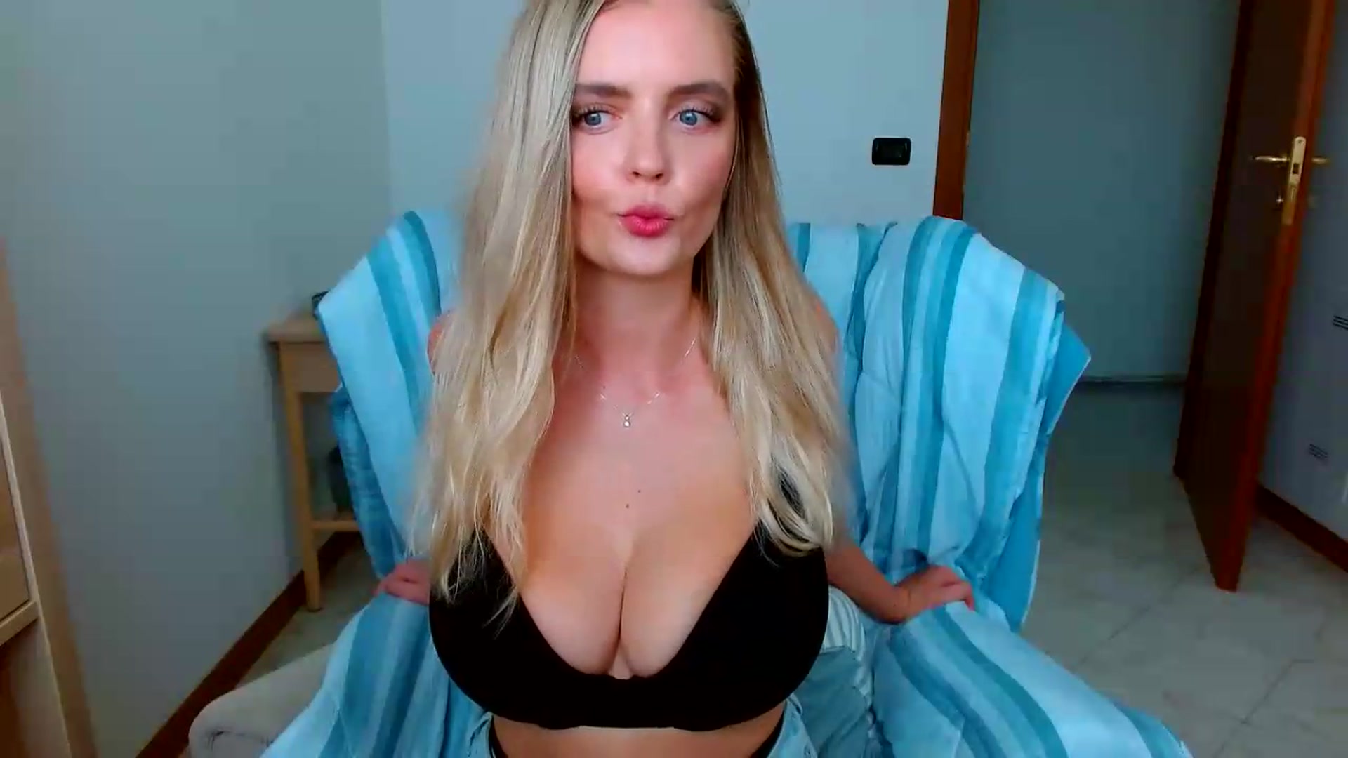 Gallery image thumbnail from MissAura's myfreecams stream on, 08/12/2026, 13:05 image 17 of 20