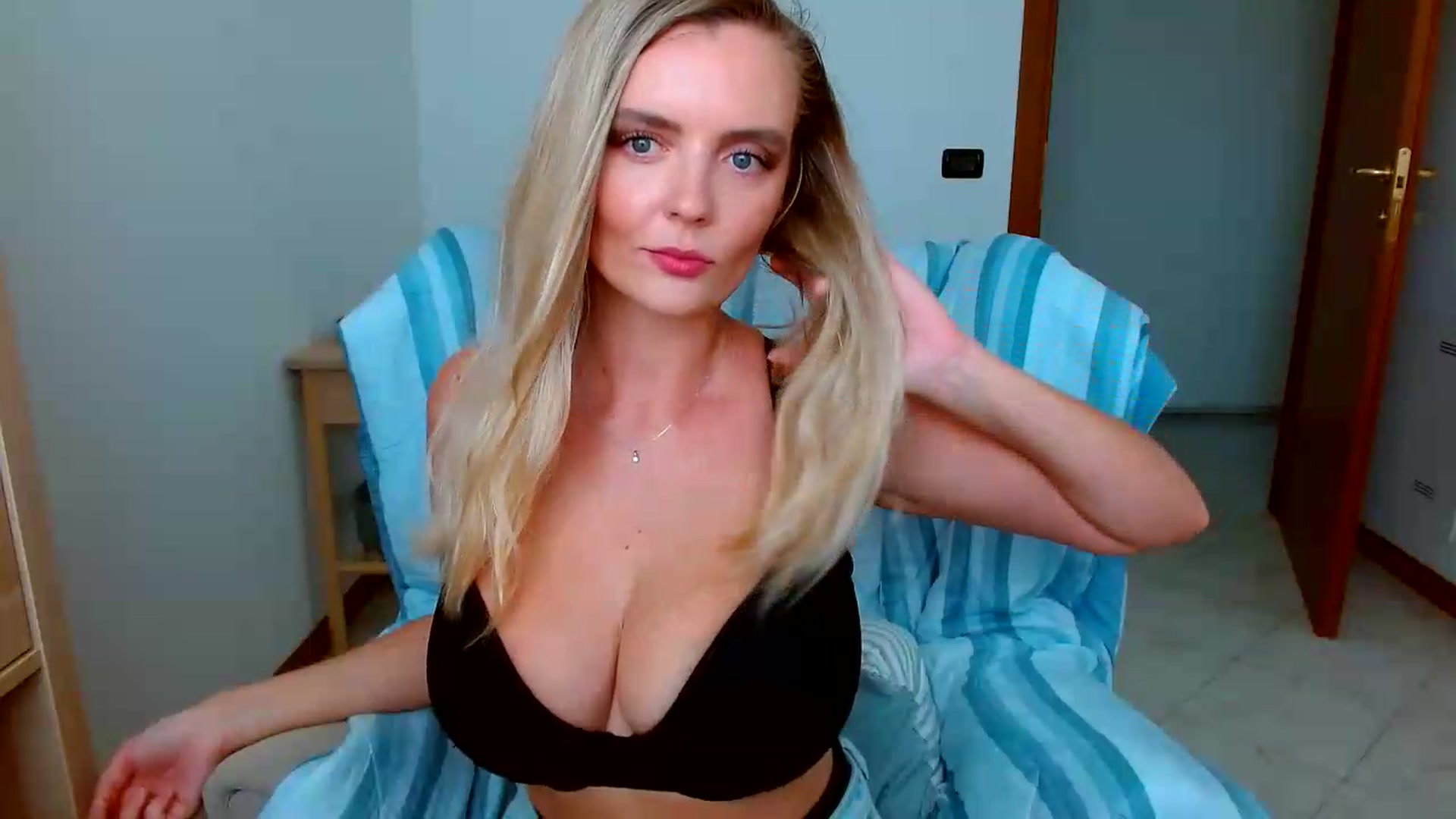 Gallery image thumbnail from MissAura's myfreecams stream on, 08/12/2026, 13:05 image 9 of 20