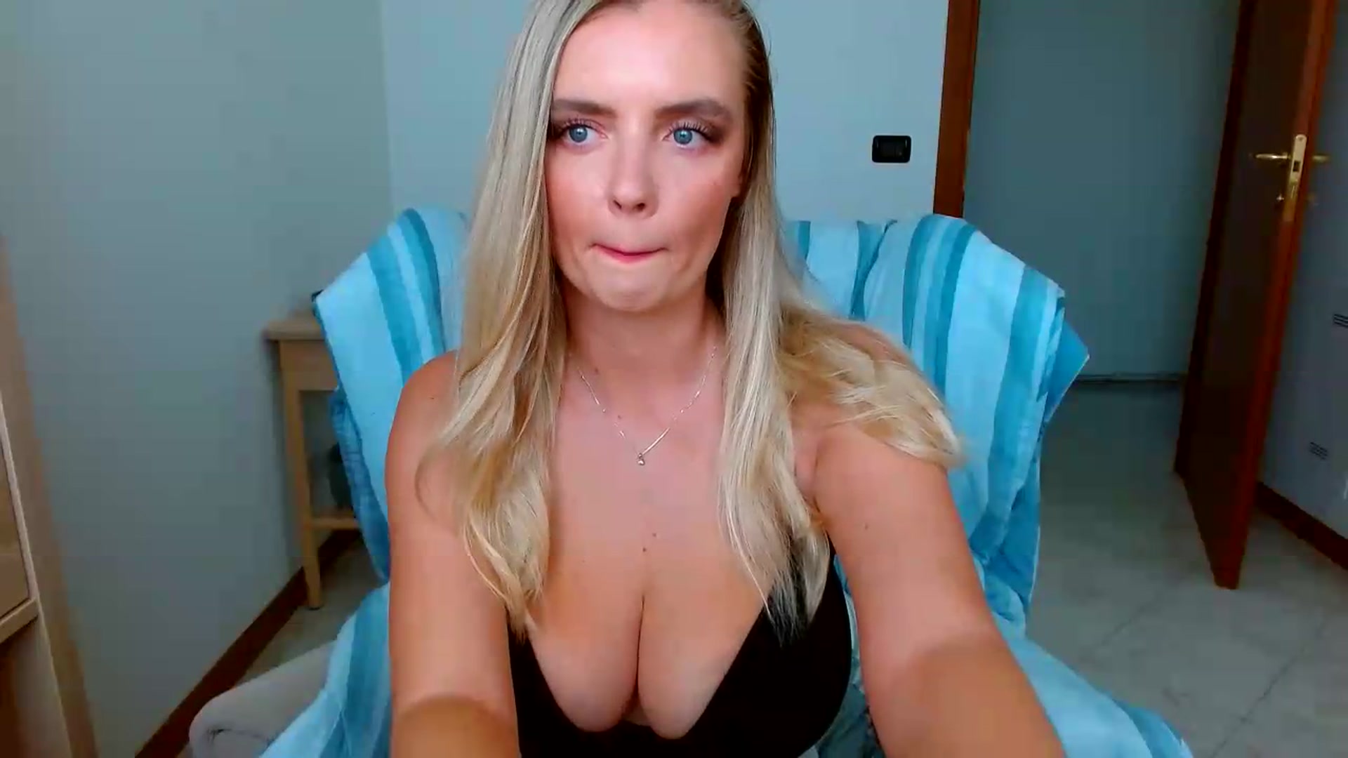 Gallery image thumbnail from MissAura's myfreecams stream on, 08/12/2026, 13:05 image 18 of 20