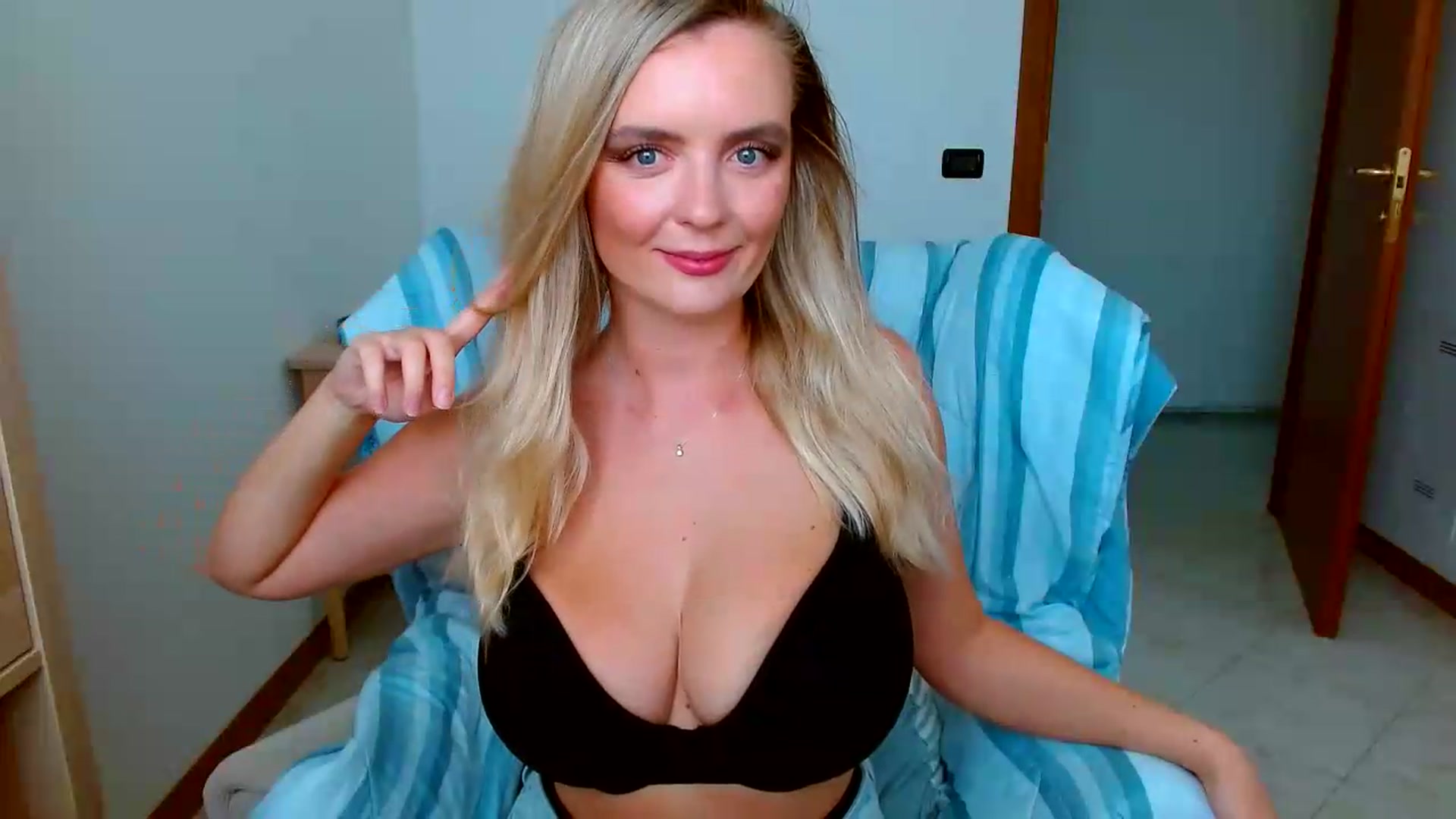 Gallery image thumbnail from MissAura's myfreecams stream on, 08/12/2026, 13:05 image 8 of 20