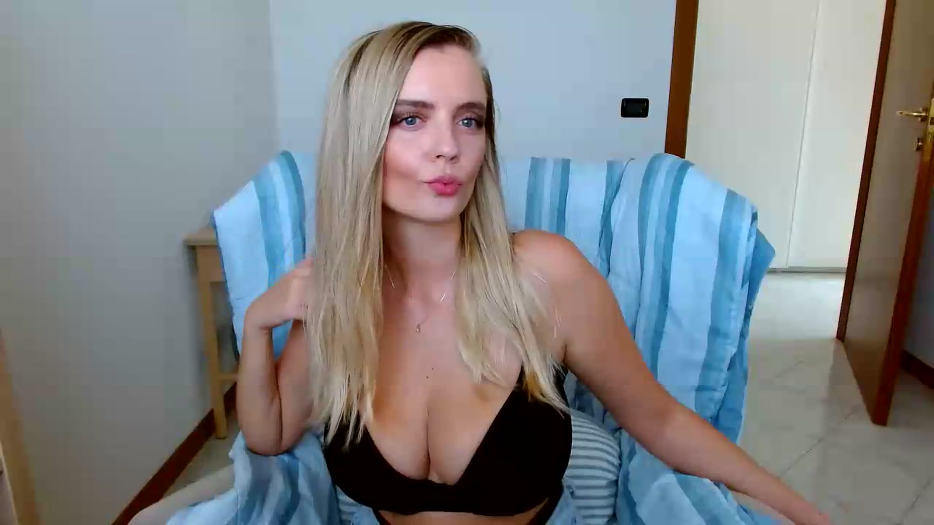 Gallery image thumbnail from MissAura's myfreecams stream on, 08/13/2026, 08:14 image 10 of 20