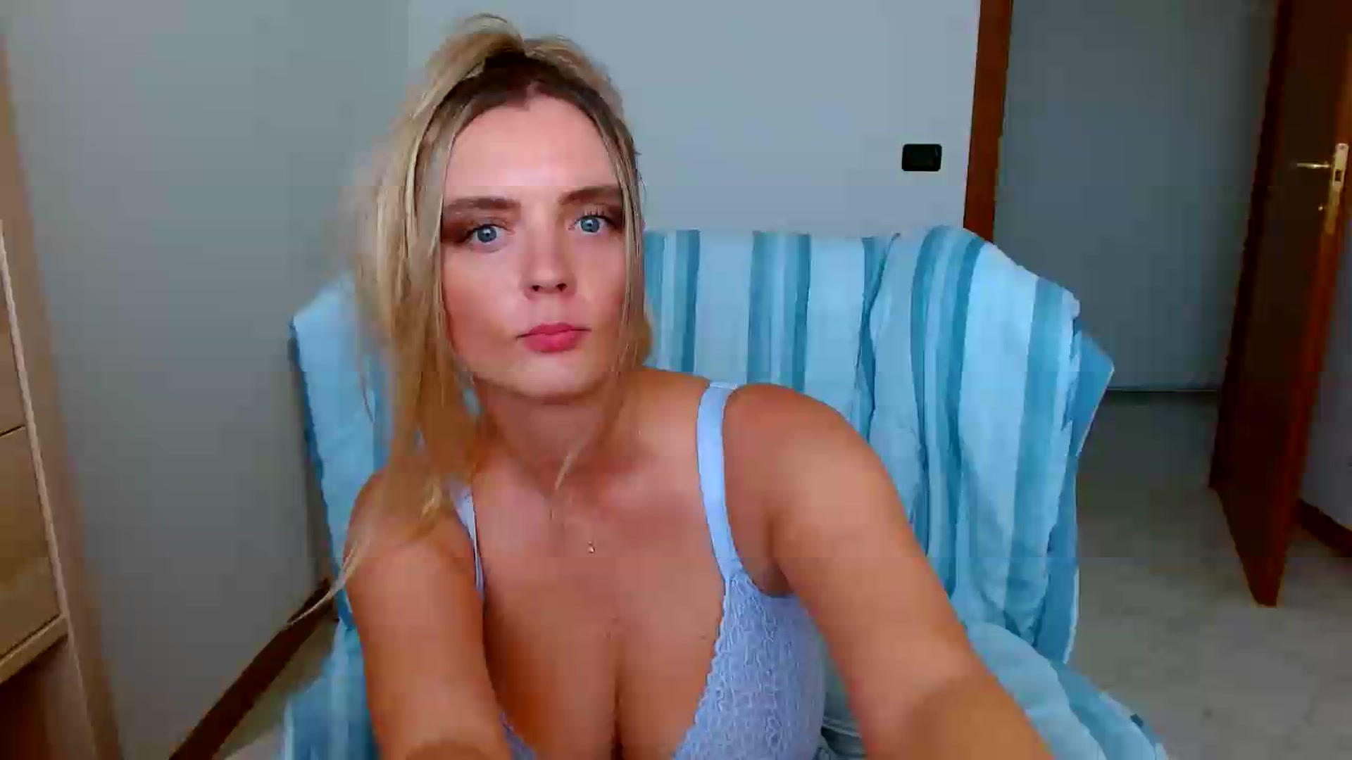 Gallery image thumbnail from MissAura's myfreecams stream on, 08/13/2026, 14:00 image 16 of 20