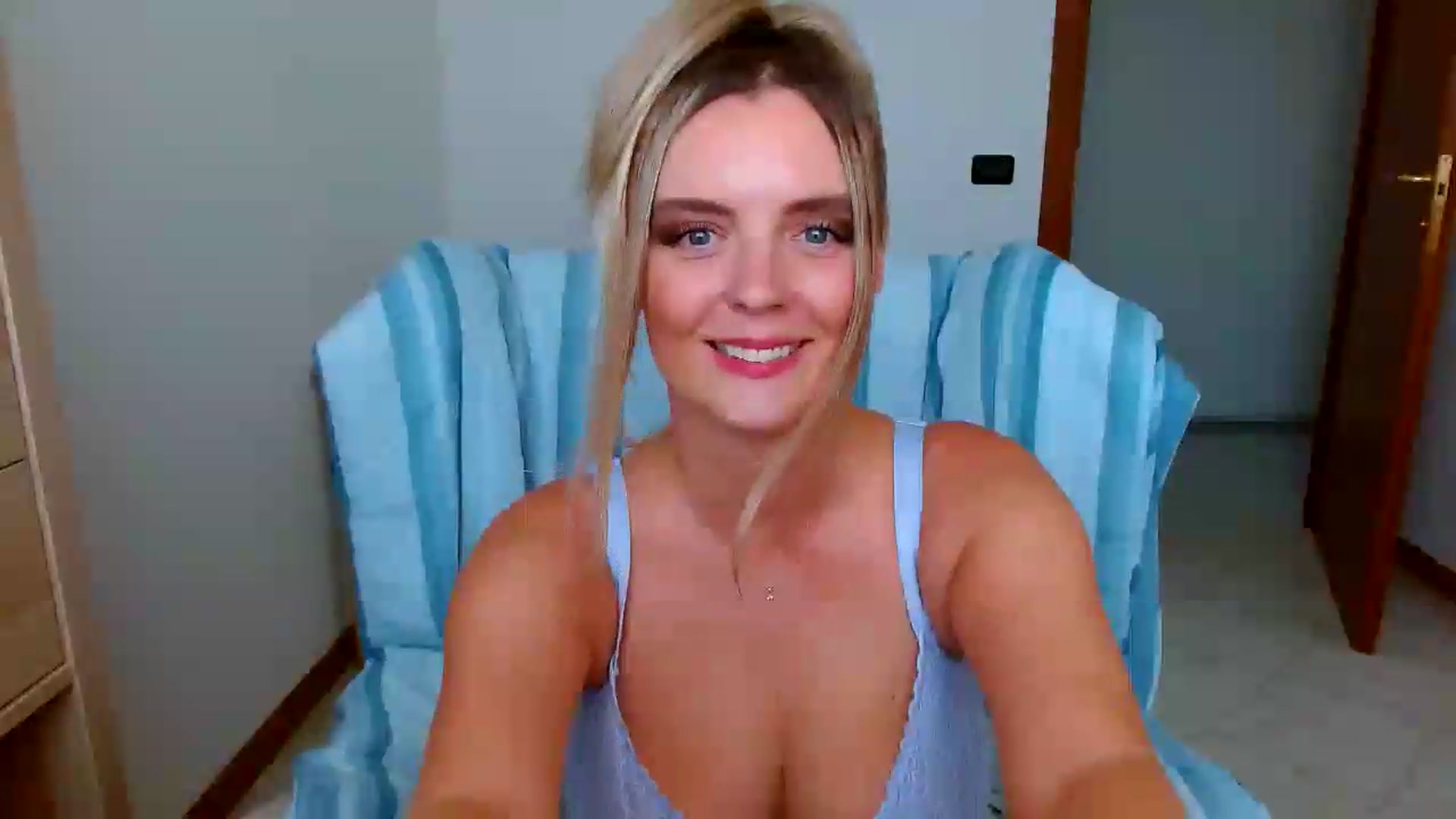 Gallery image thumbnail from MissAura's myfreecams stream on, 08/13/2026, 14:00 image 7 of 20