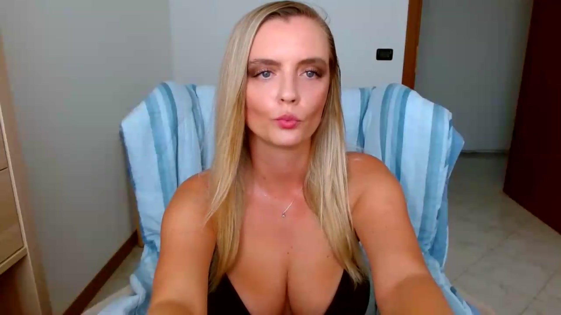 Gallery image thumbnail from MissAura's myfreecams stream on, 08/19/2026, 13:06 image 8 of 20