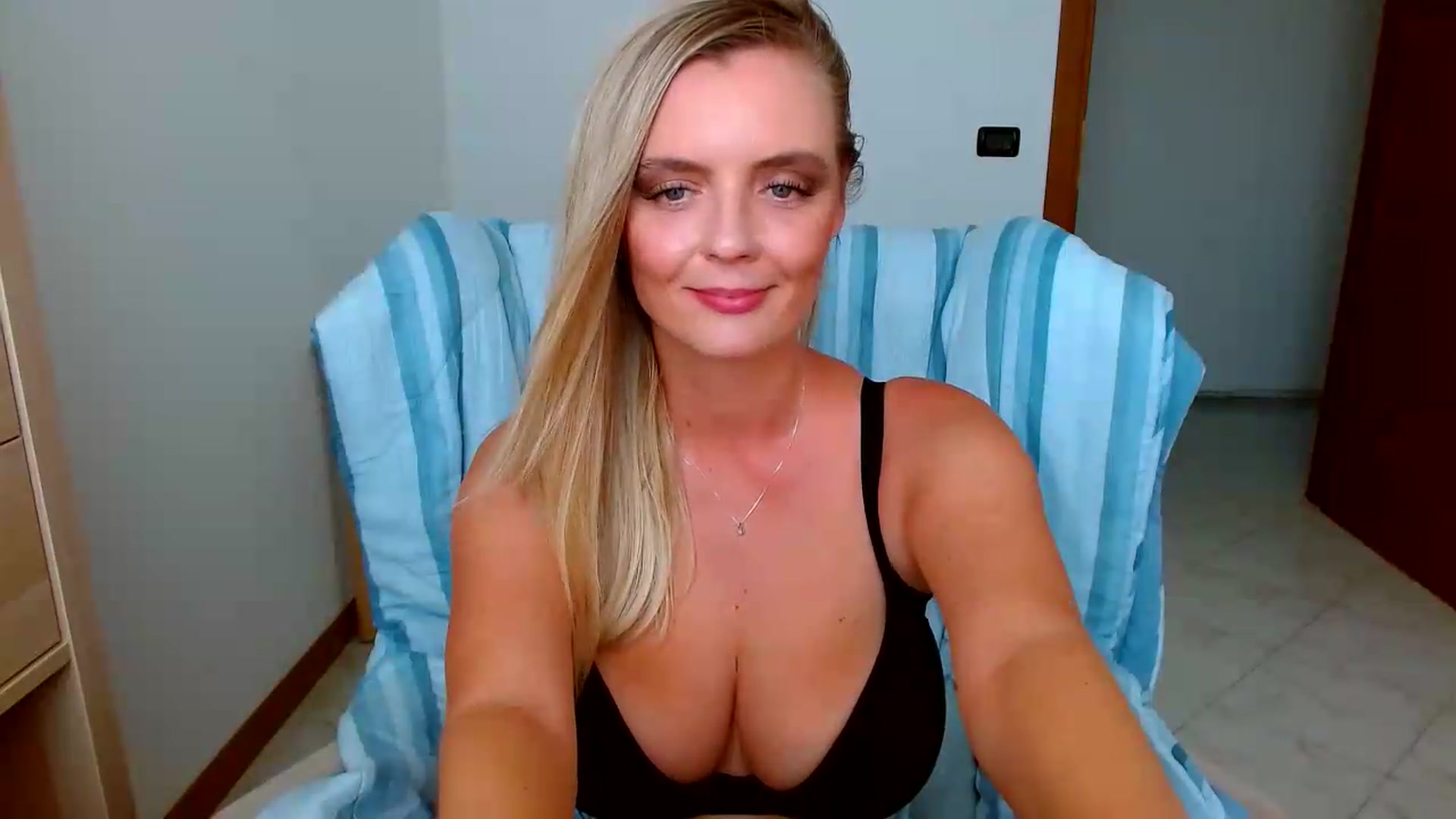 Gallery image thumbnail from MissAura's myfreecams stream on, 08/19/2026, 13:06 image 14 of 20