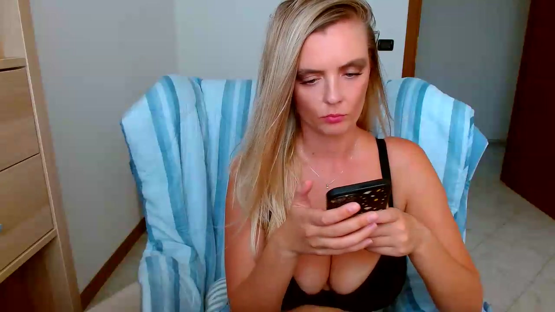 Gallery image thumbnail from MissAura's myfreecams stream on, 08/19/2026, 14:17 image 19 of 20