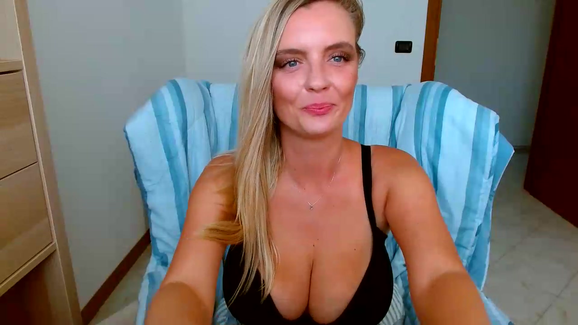 Gallery image thumbnail from MissAura's myfreecams stream on, 08/19/2026, 14:17 image 6 of 20