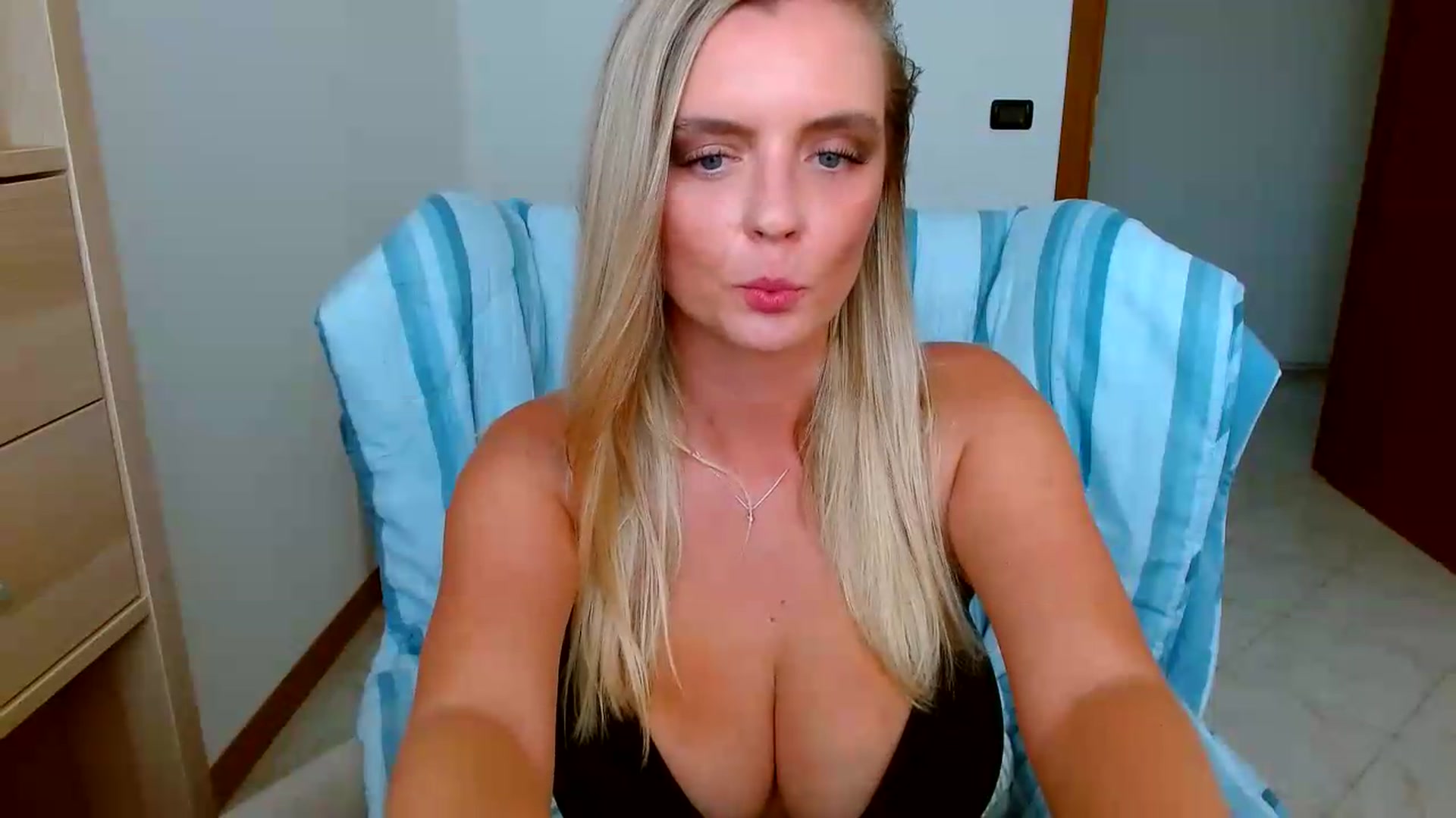 Gallery image thumbnail from MissAura's myfreecams stream on, 08/19/2026, 14:17 image 8 of 20