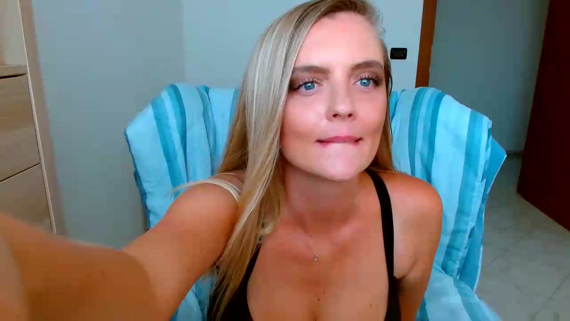 Gallery image thumbnail from MissAura's myfreecams stream on, 08/19/2026, 14:17 image 4 of 20