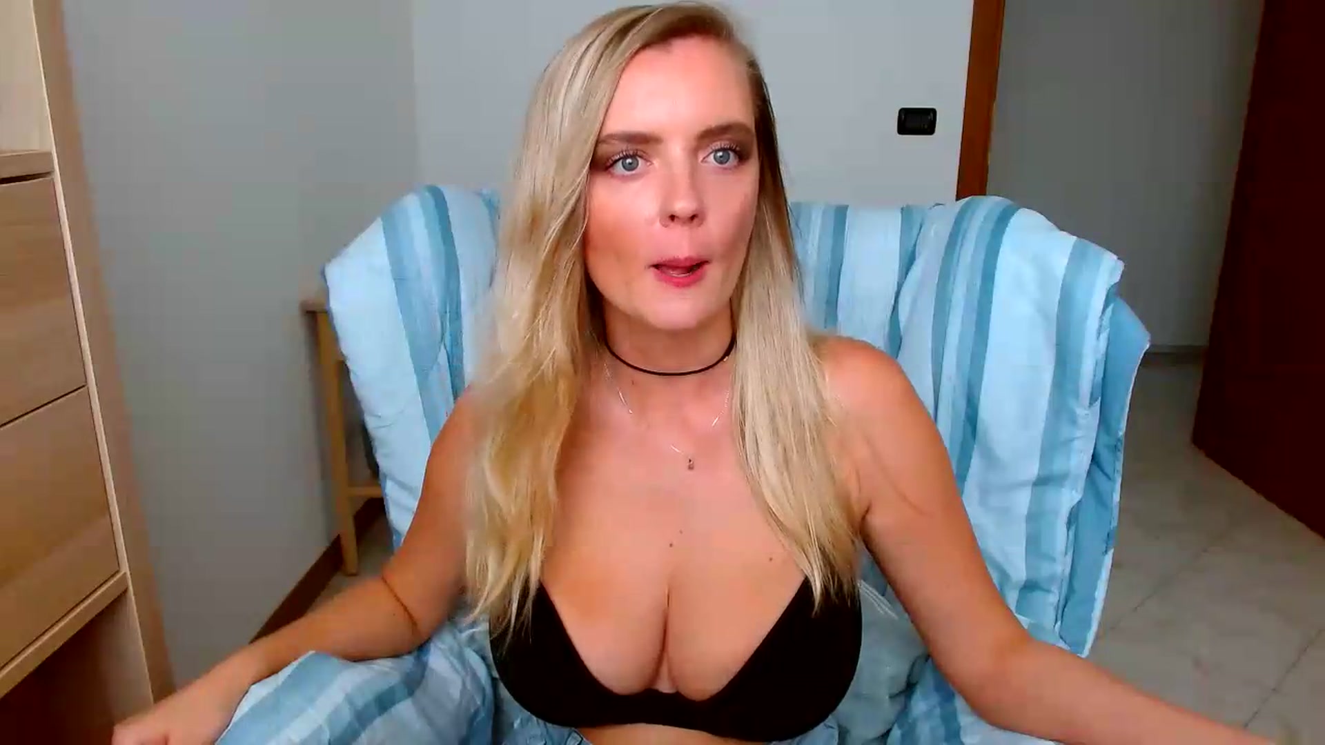Gallery image thumbnail from MissAura's myfreecams stream on, 08/28/2026, 12:28 image 5 of 20