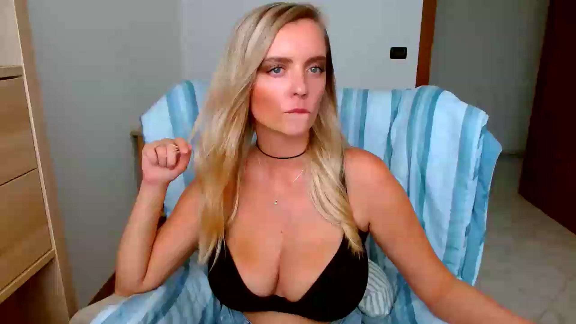 Gallery image thumbnail from MissAura's myfreecams stream on, 08/28/2026, 12:28 image 16 of 20