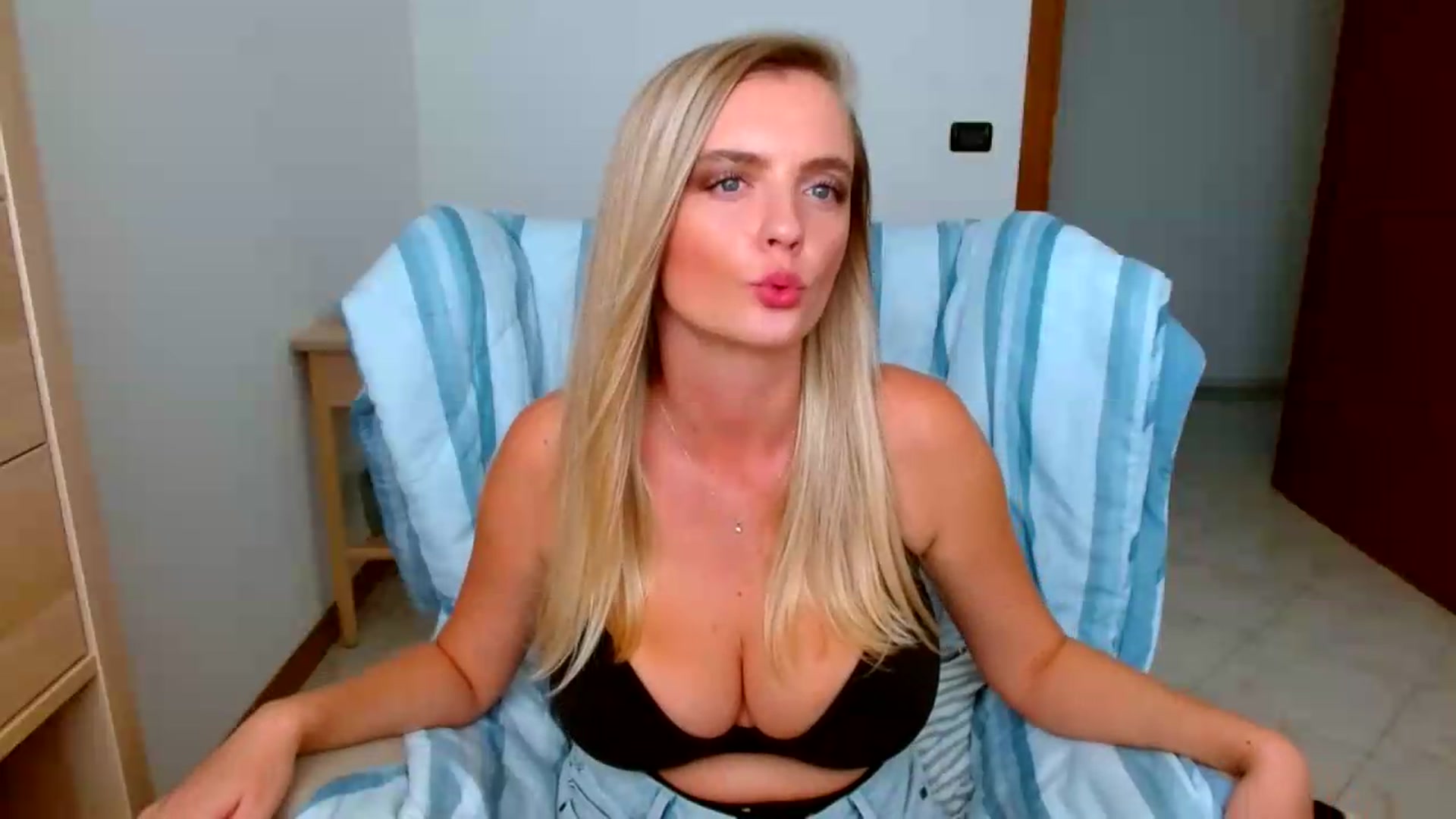Gallery image thumbnail from MissAura's myfreecams stream on, 08/31/2026, 12:37 image 12 of 20