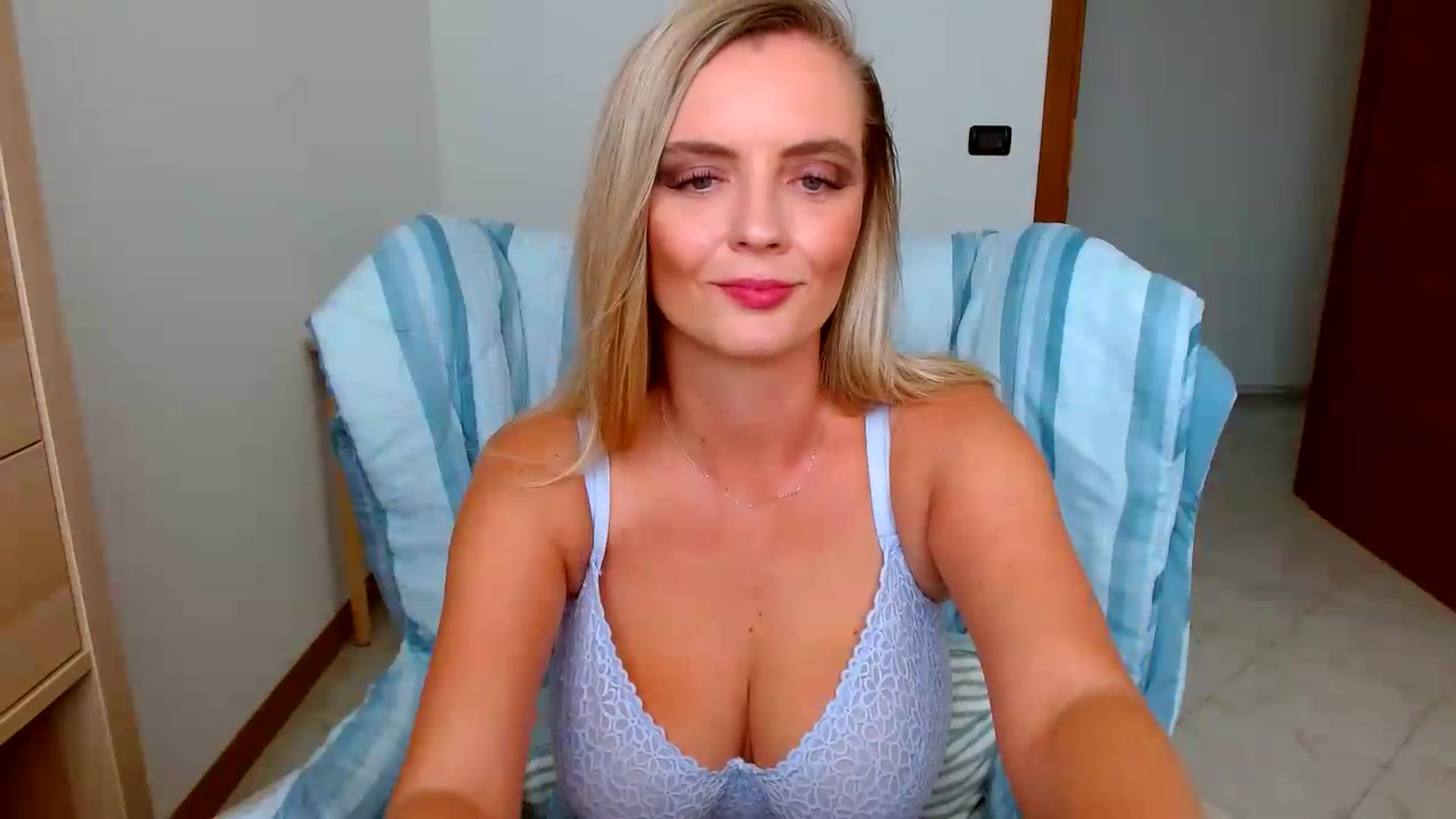 Gallery image thumbnail from MissAura's myfreecams stream on, 09/01/2026, 13:54 image 14 of 20