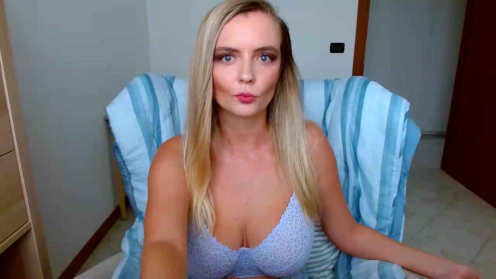 Gallery image thumbnail from MissAura's myfreecams stream on, 09/01/2026, 13:54 image 5 of 20