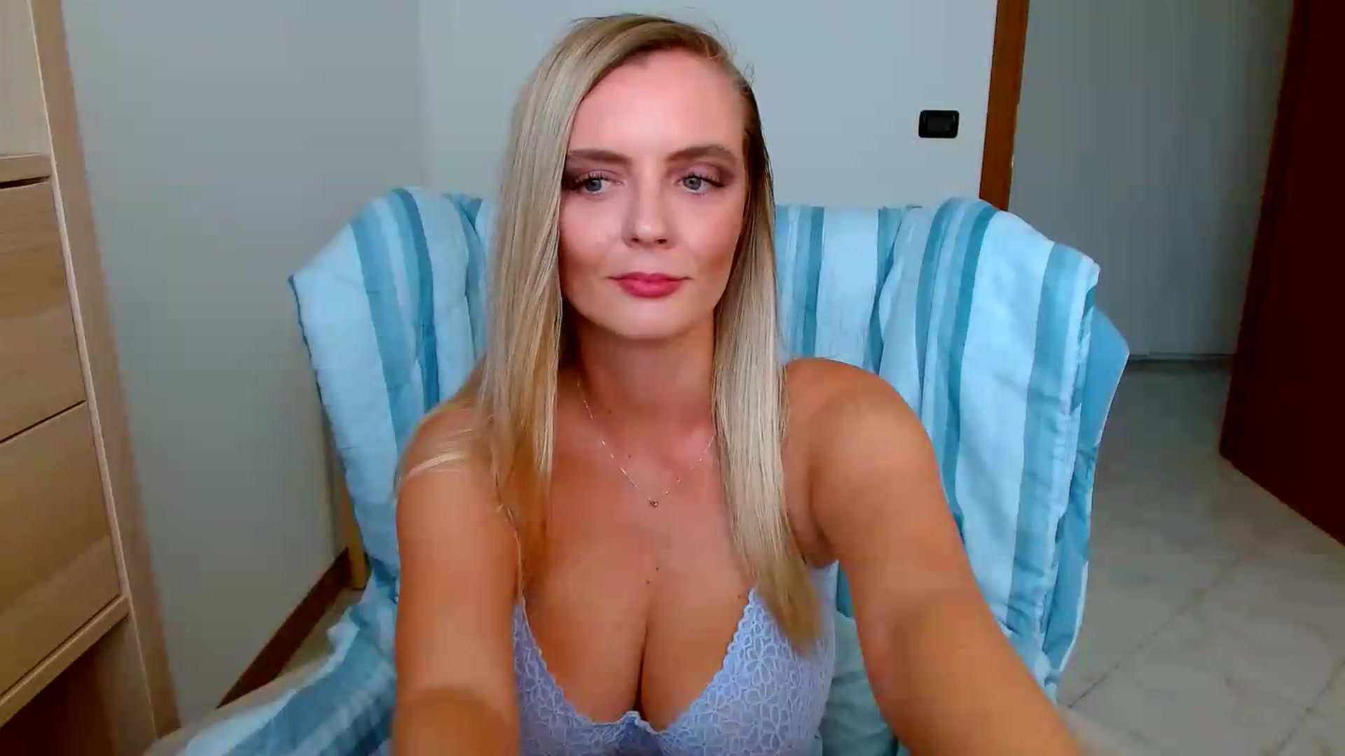 Gallery image thumbnail from MissAura's myfreecams stream on, 09/01/2026, 14:44 image 13 of 20
