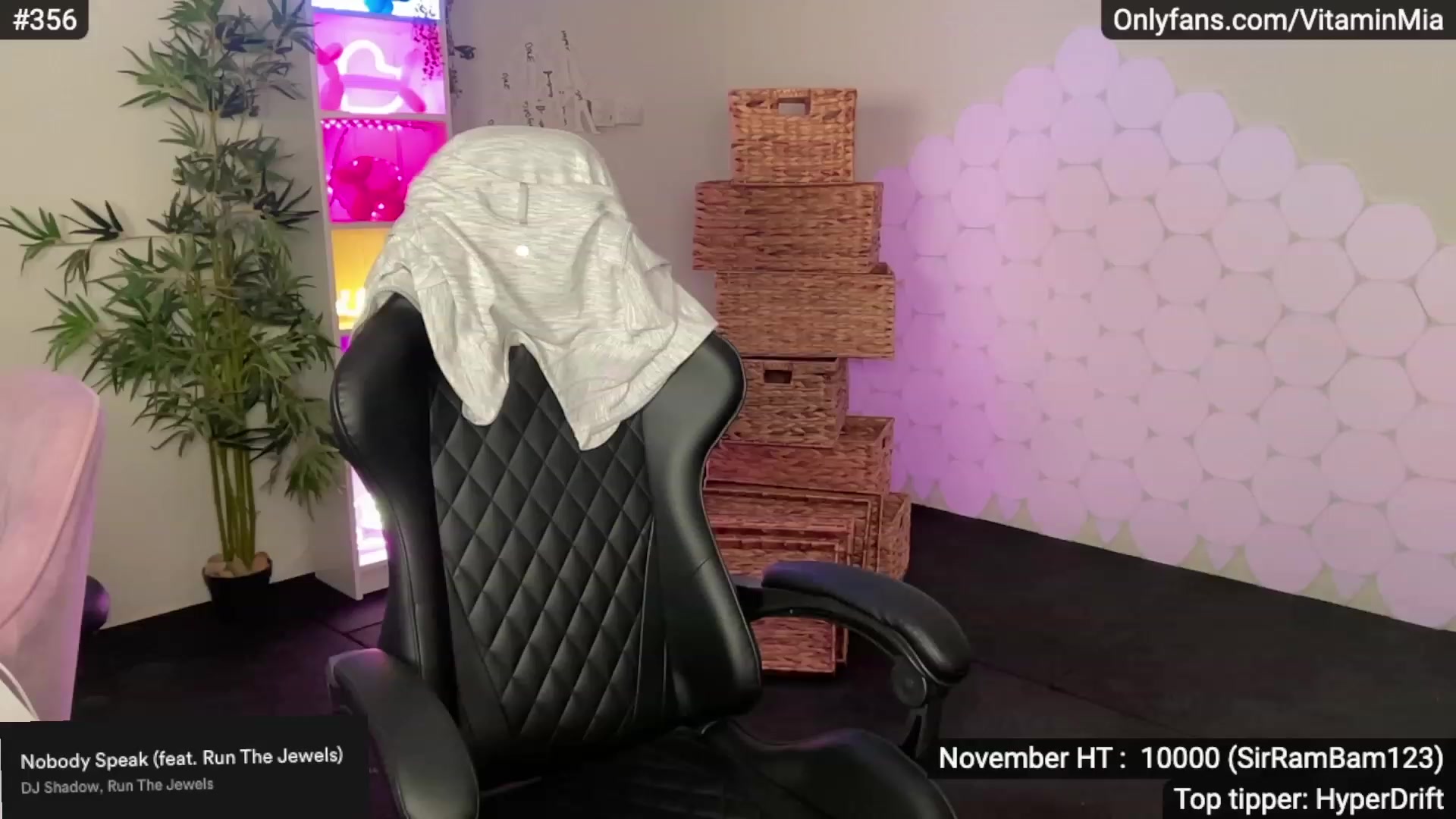 Gallery image thumbnail from MissAustralia's myfreecams stream on, 11/15/2022, 08:42 image 20 of 20
