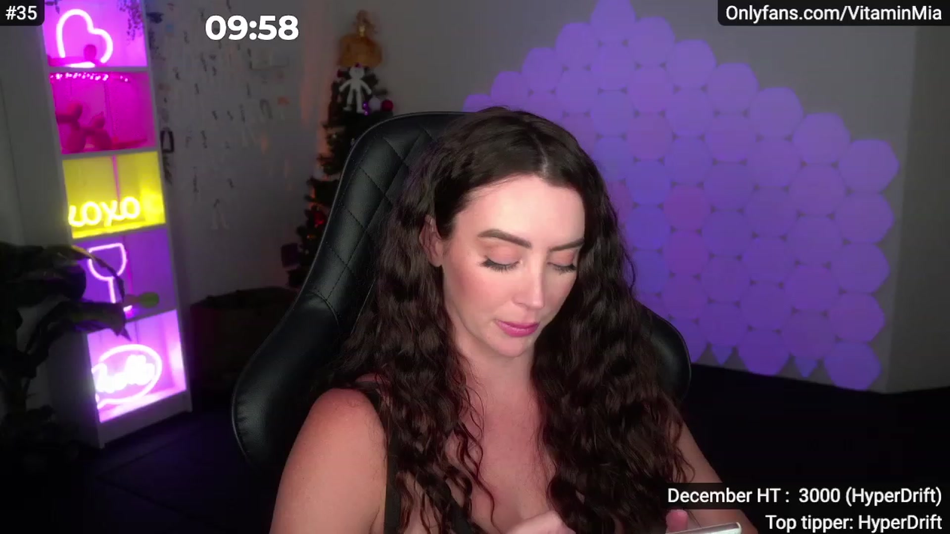 Gallery image thumbnail from MissAustralia's myfreecams stream on, 12/06/2022, 10:48 image 17 of 20