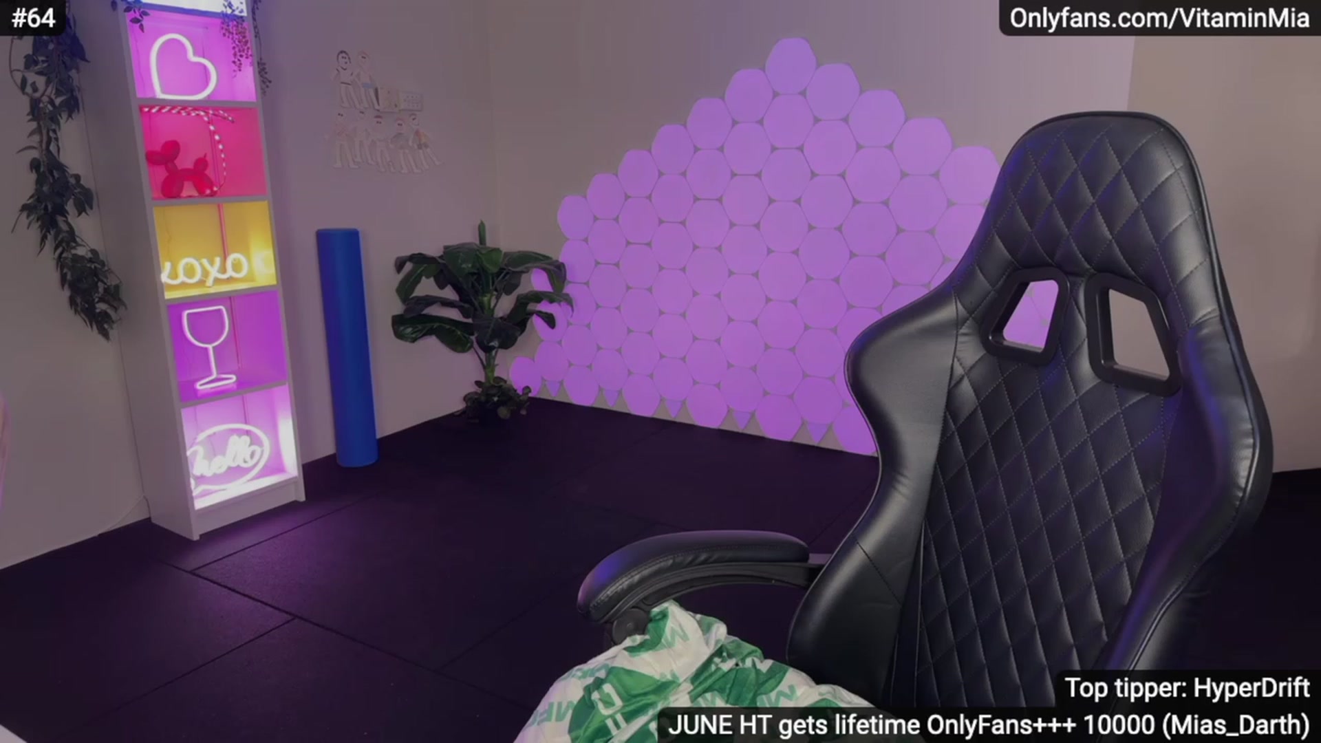 Gallery image thumbnail from MissAustralia's myfreecams stream on, 06/20/2023, 07:04 image 14 of 20