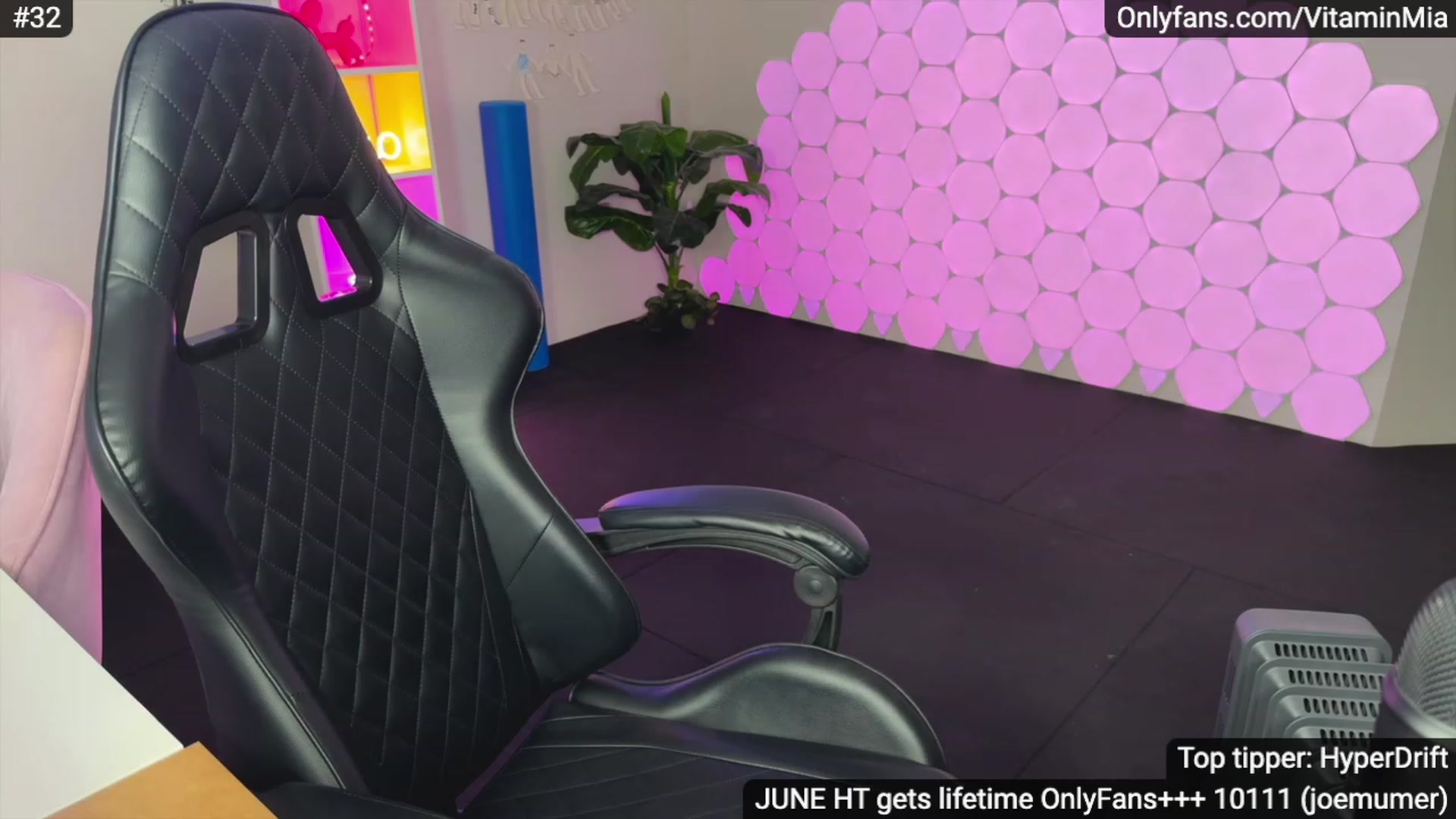 Gallery image thumbnail from MissAustralia's myfreecams stream on, 06/29/2023, 08:25 image 19 of 20