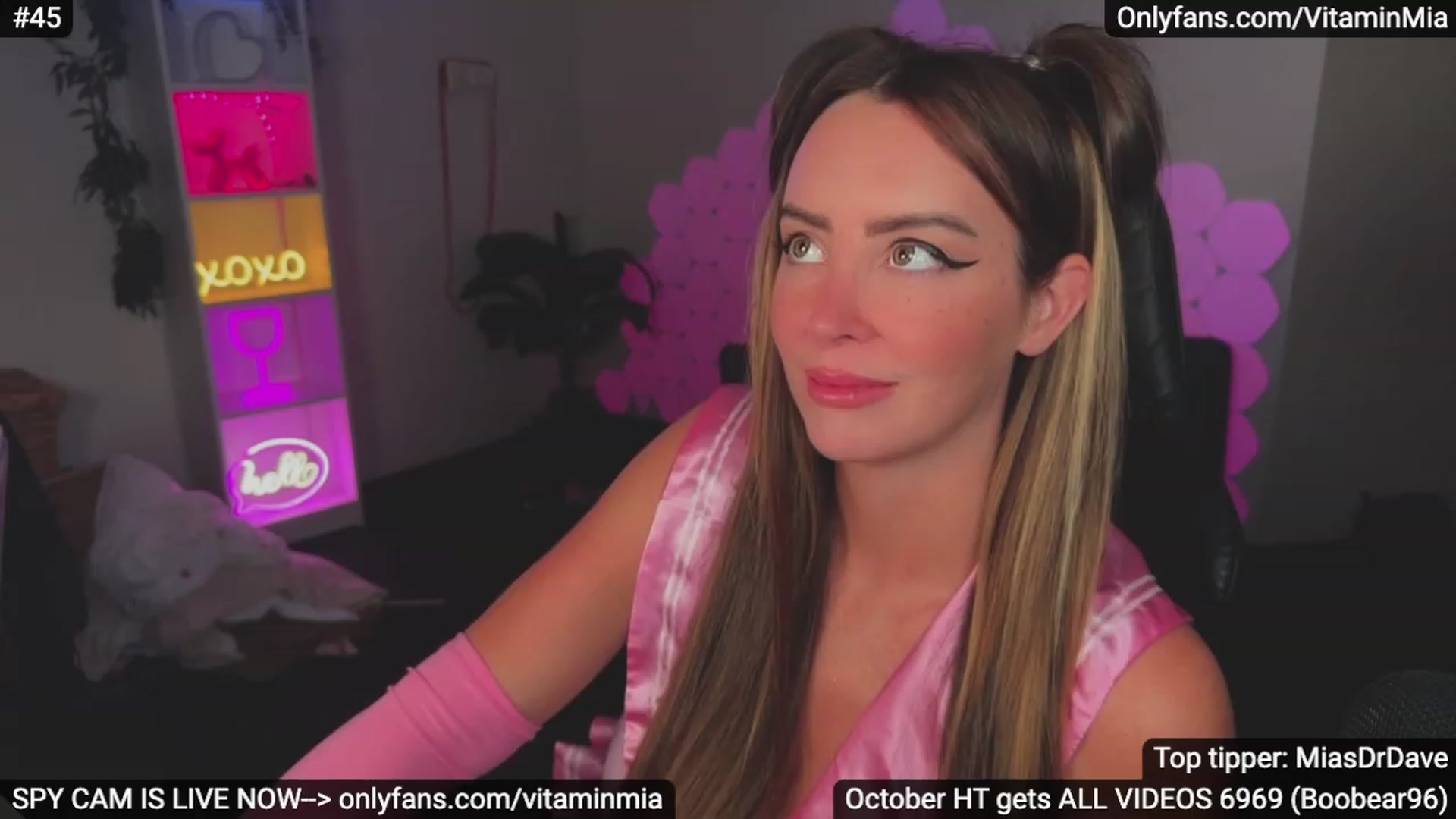 Gallery image thumbnail from MissAustralia's myfreecams stream on, 10/16/2023, 06:41 image 16 of 20
