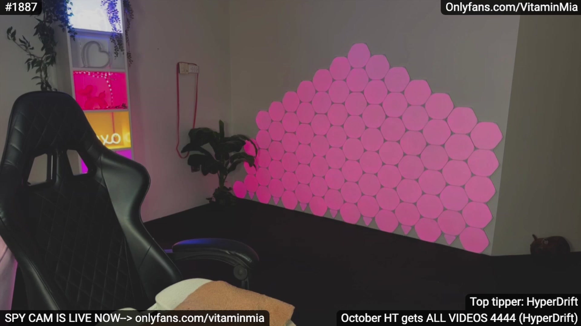 Gallery image thumbnail from MissAustralia's myfreecams stream on, 11/15/2023, 10:24 image 6 of 20