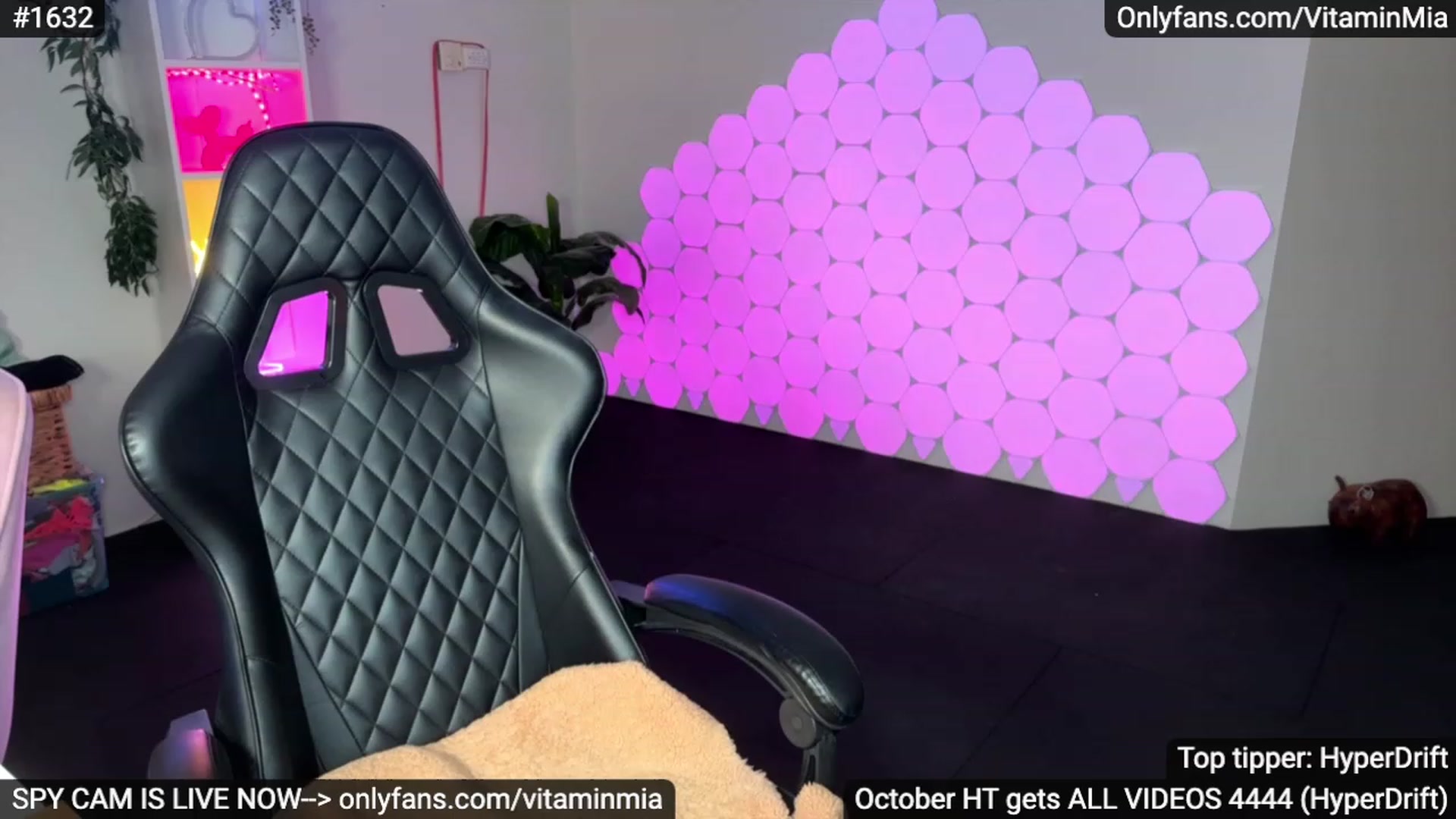 Gallery image thumbnail from MissAustralia's myfreecams stream on, 11/17/2023, 09:46 image 4 of 20