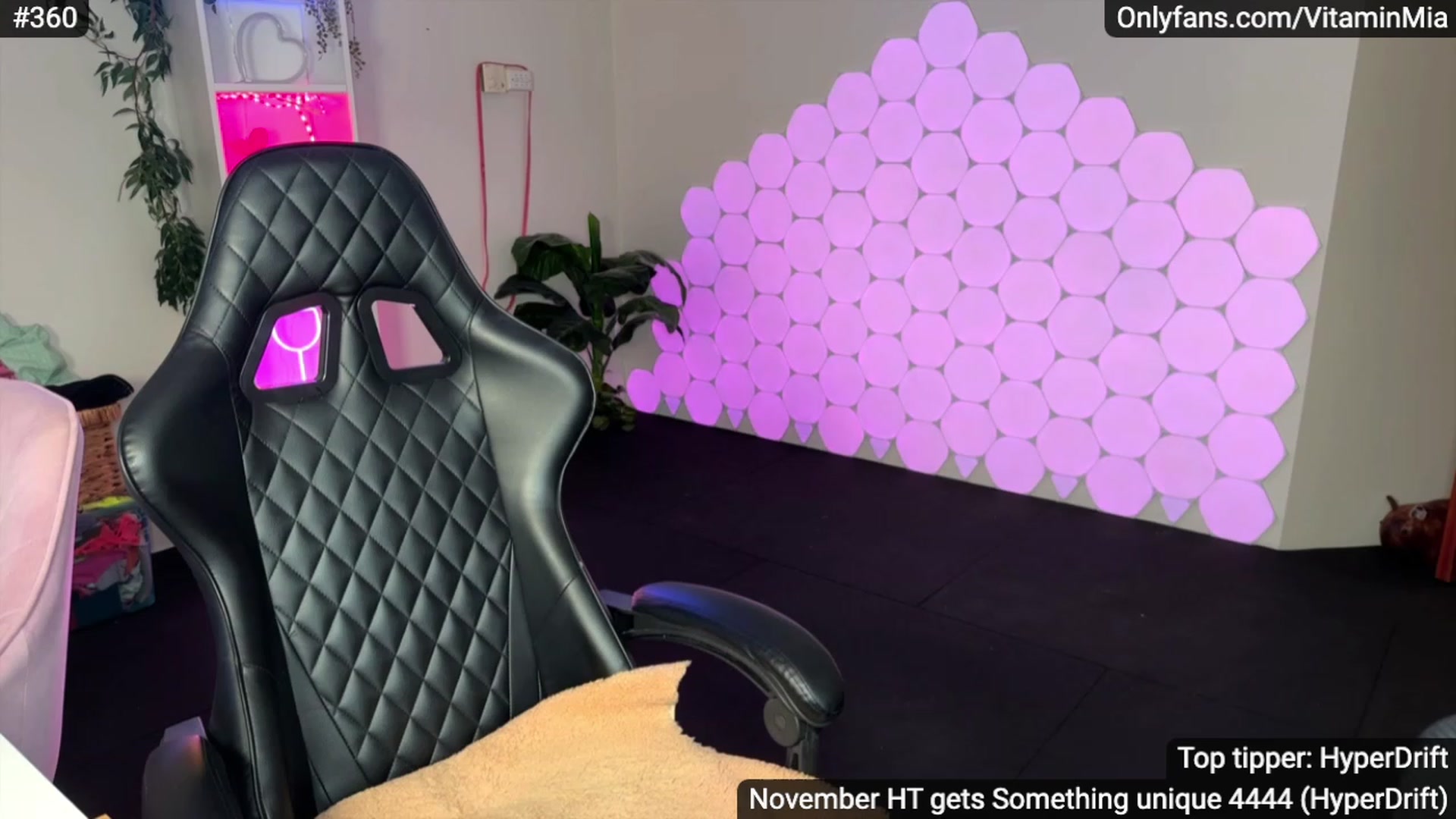 Gallery image thumbnail from MissAustralia's myfreecams stream on, 11/19/2023, 06:16 image 11 of 20