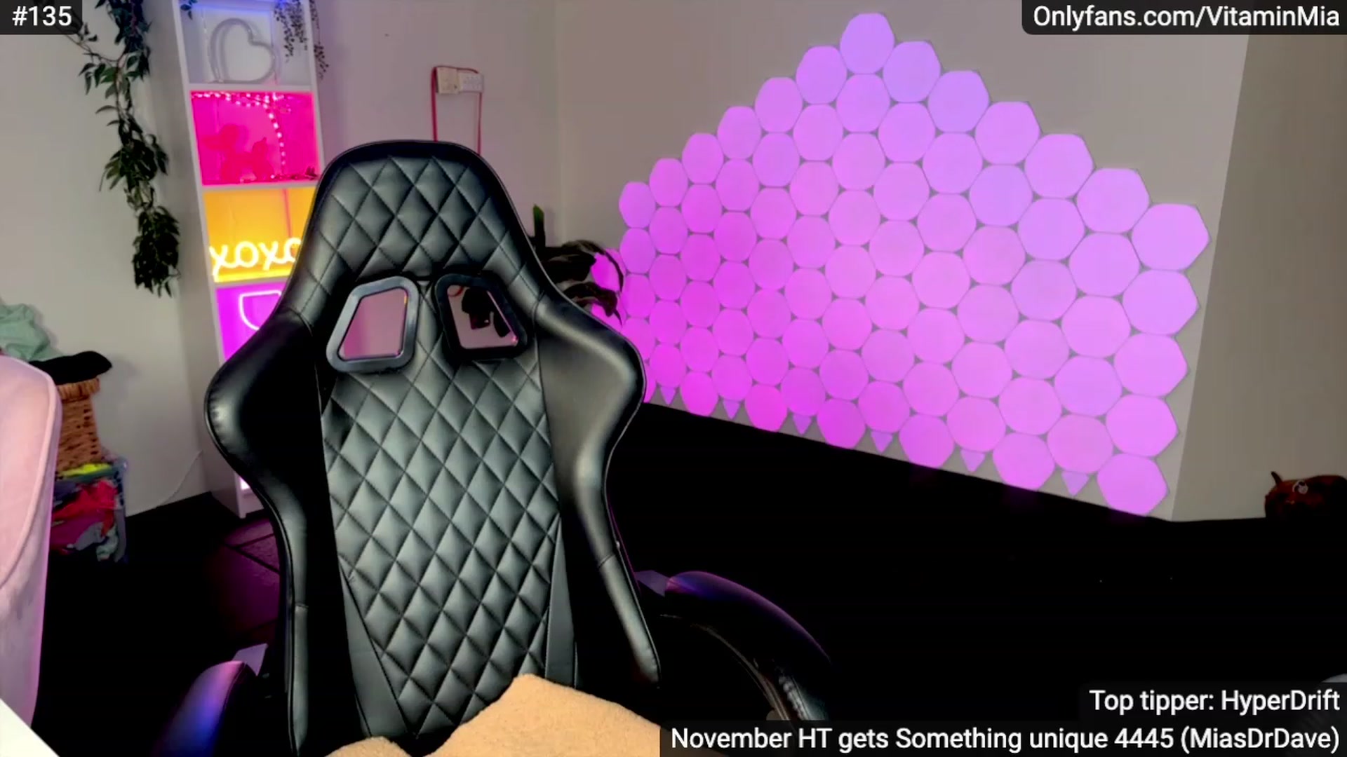 Gallery image thumbnail from MissAustralia's myfreecams stream on, 11/21/2023, 10:49 image 7 of 20
