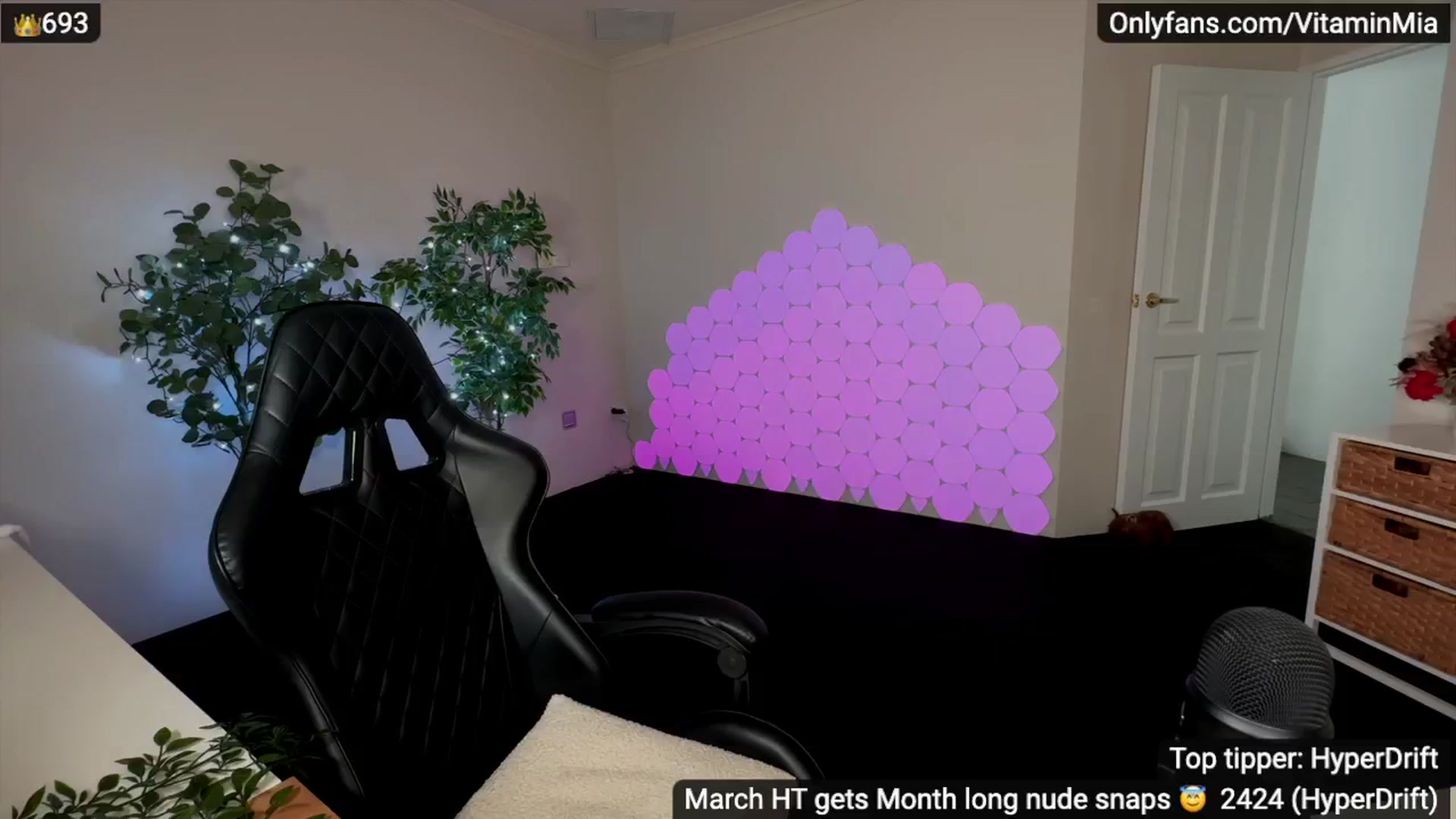 Gallery image thumbnail from MissAustralia's myfreecams stream on, 03/15/2024, 07:06 image 16 of 20