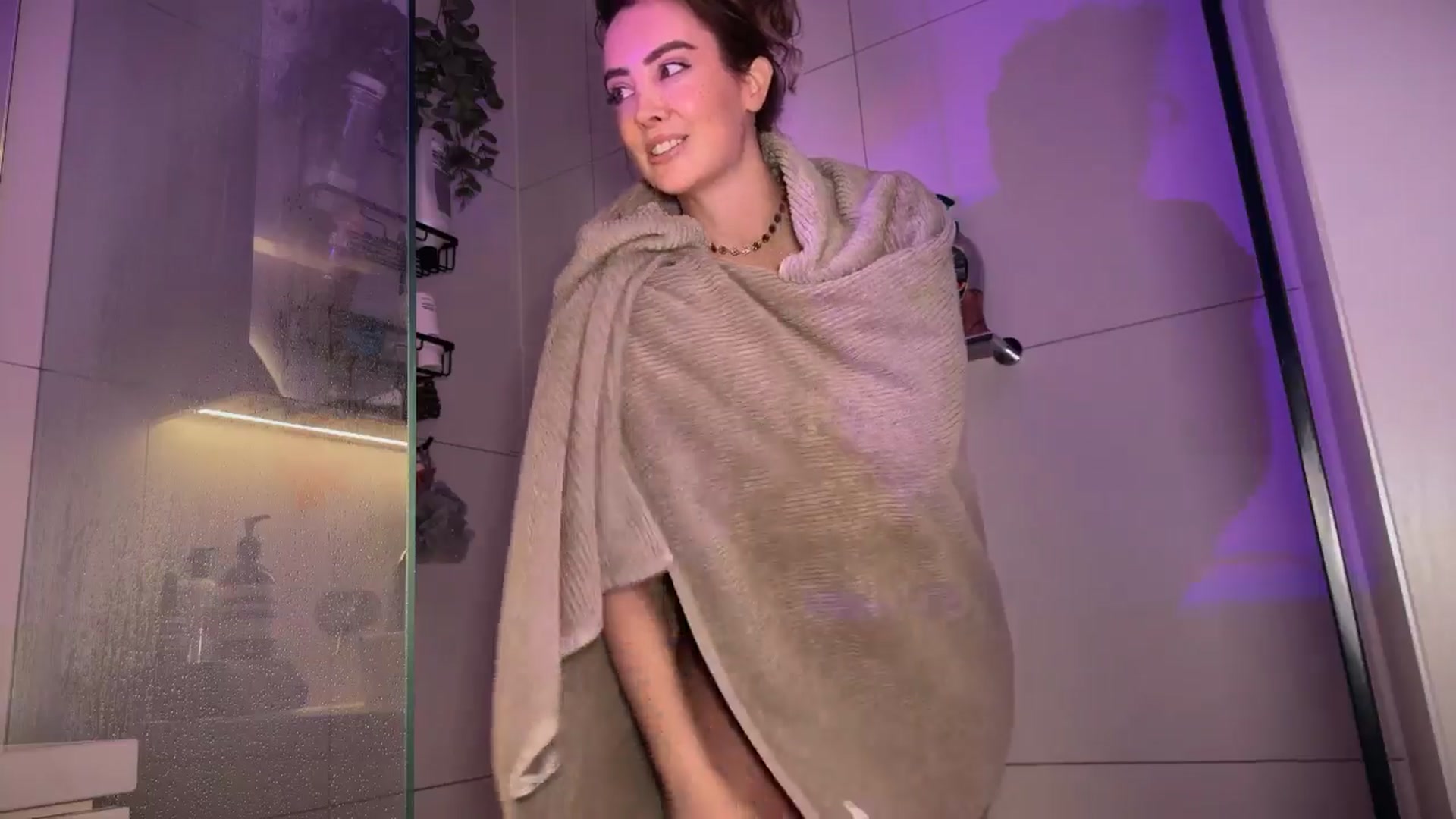 Gallery image thumbnail from MissAustralia's myfreecams stream on, 08/18/2025, 06:17 image 4 of 20