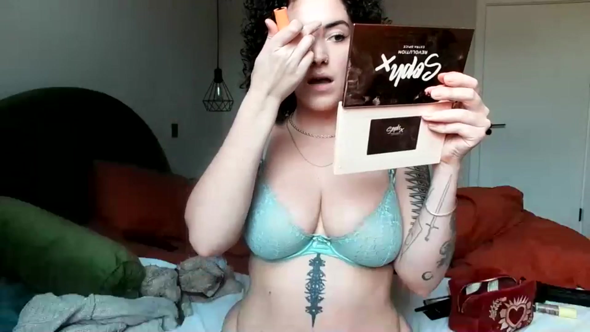 Gallery image thumbnail from MissAveryBlue's myfreecams stream on, 05/06/2024, 17:04 image 15 of 20