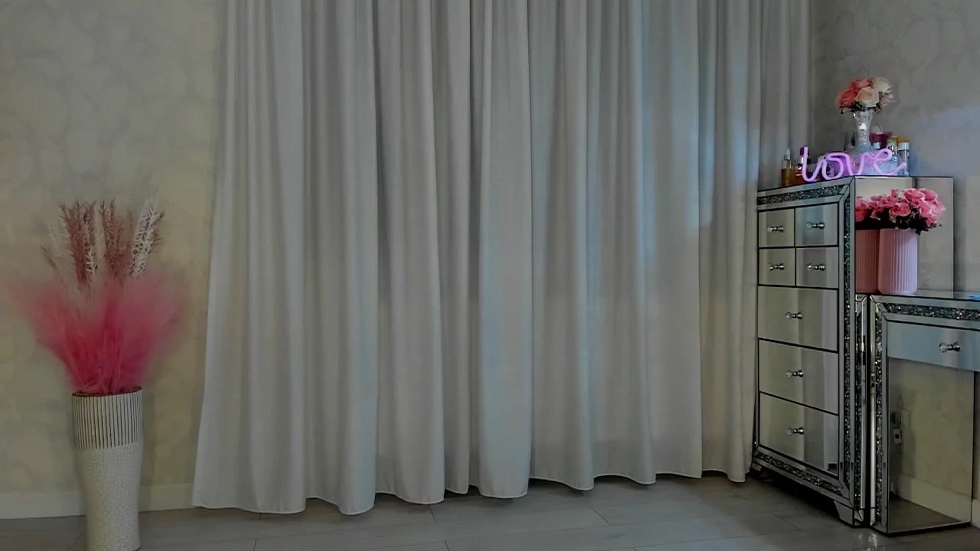 Gallery image thumbnail from MissButterfly's myfreecams stream on, 03/28/2025, 02:41 image 16 of 20