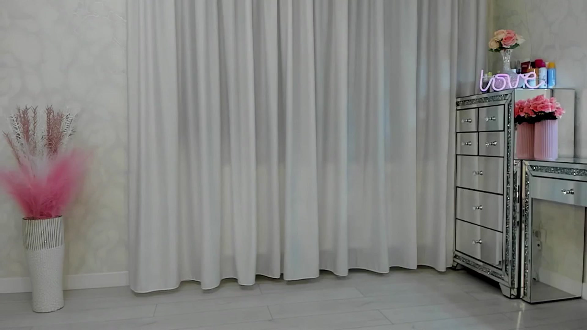 Gallery image thumbnail from MissButterfly's myfreecams stream on, 04/18/2025, 24:08 image 7 of 20
