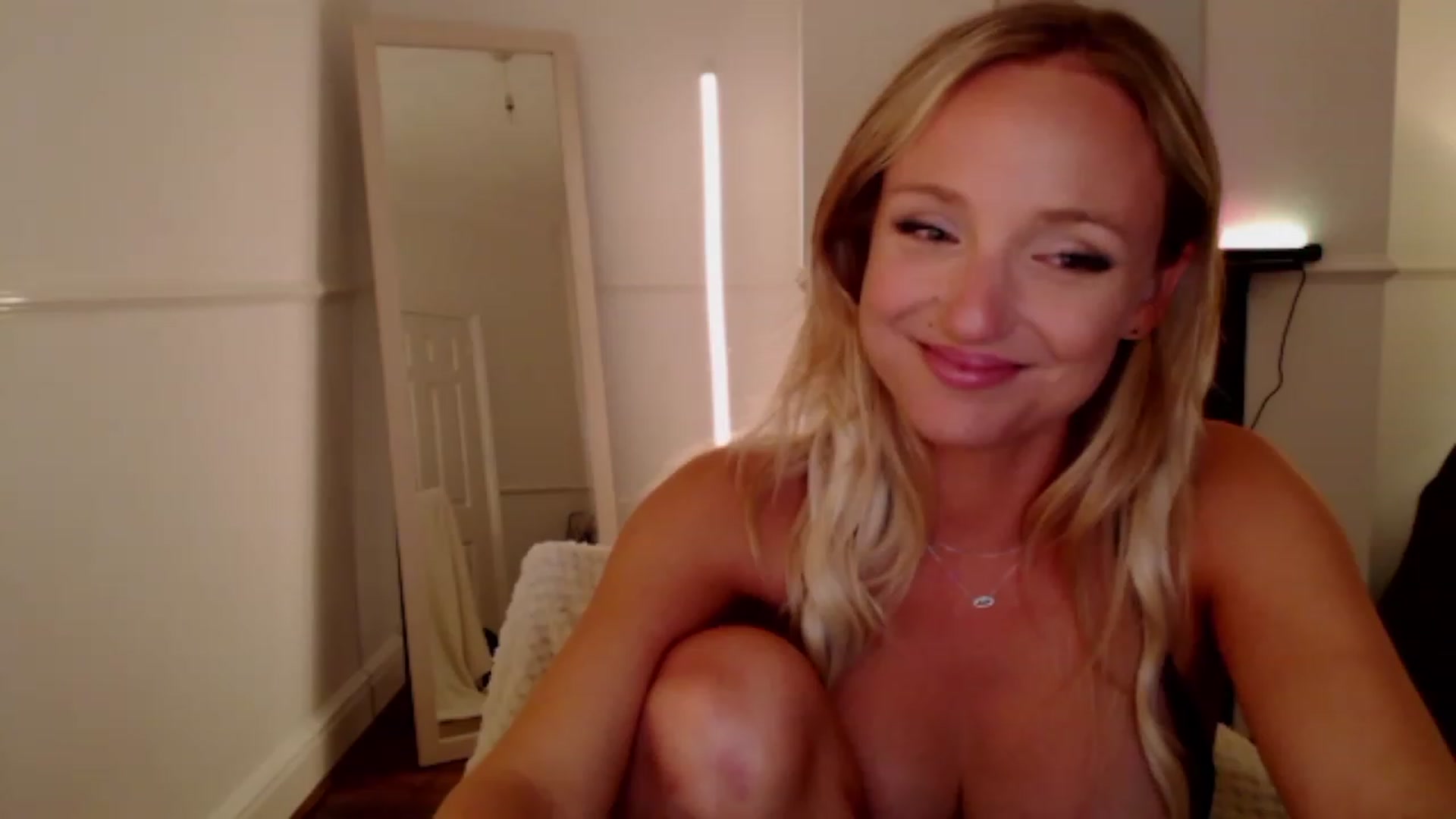 Gallery image thumbnail from MissCandece's myfreecams stream on, 05/24/2023, 22:36 image 19 of 20