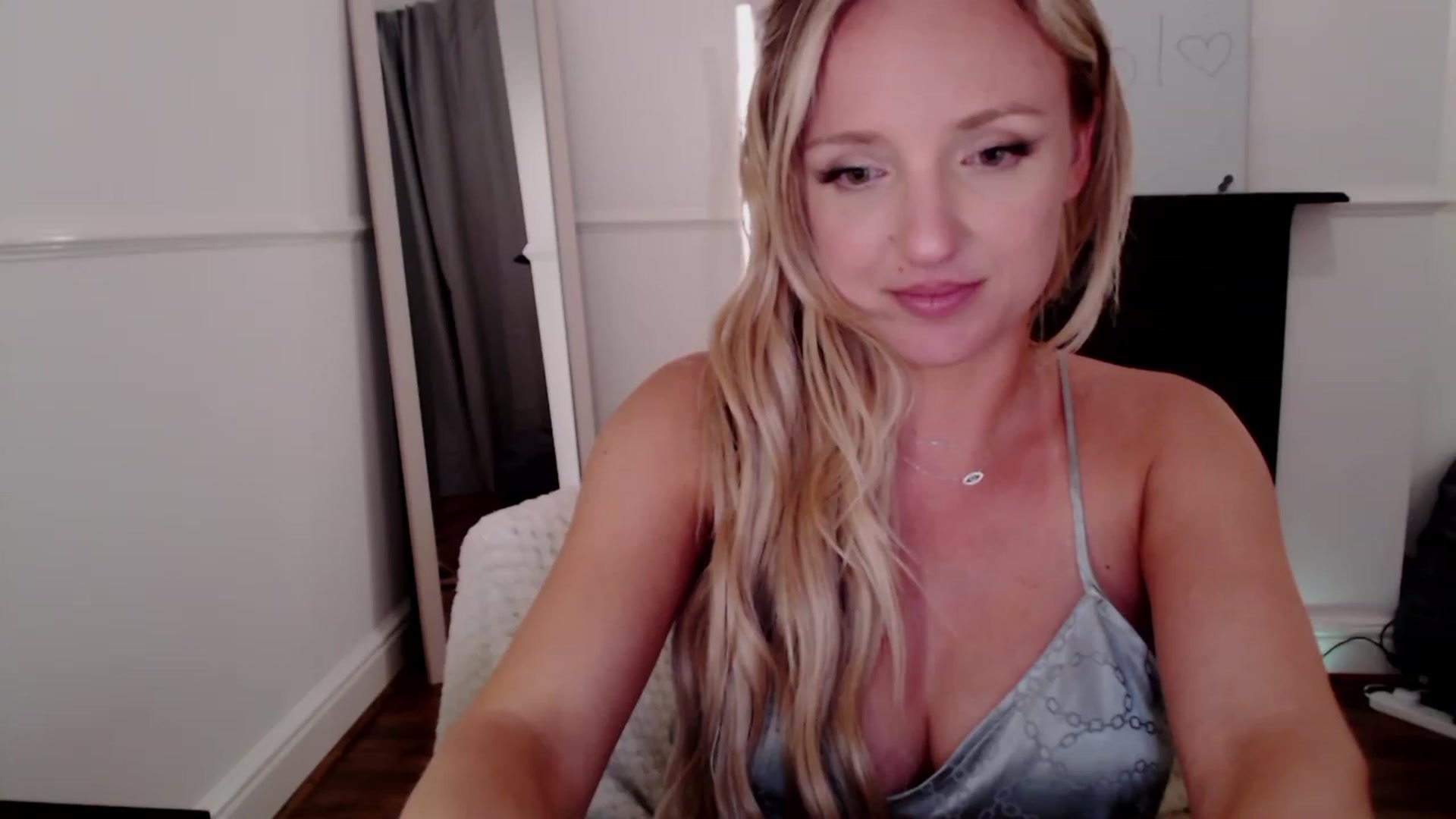 Gallery image thumbnail from MissCandece's myfreecams stream on, 05/26/2023, 21:48 image 18 of 20