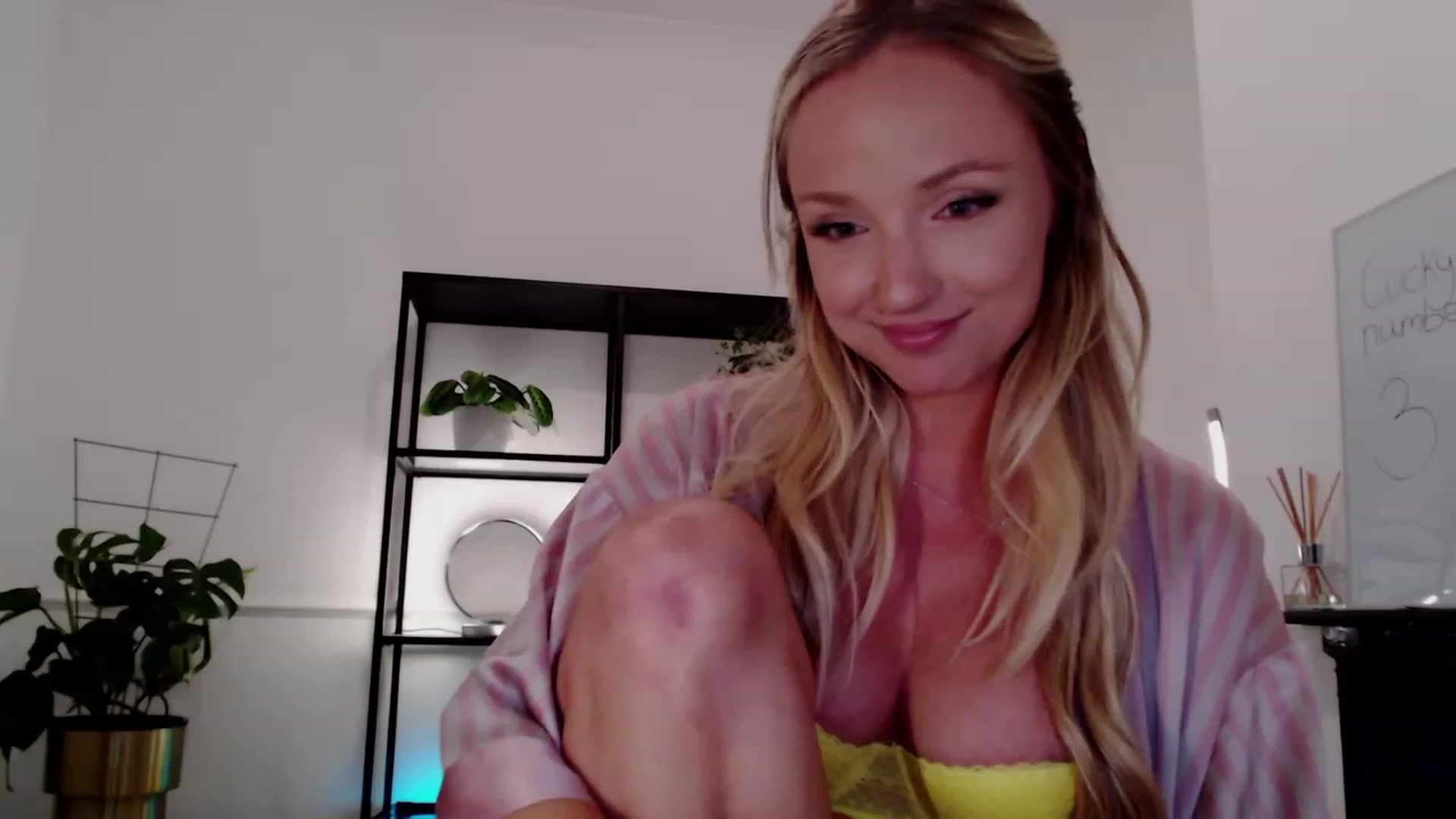 Gallery image thumbnail from MissCandece's myfreecams stream on, 05/27/2023, 22:22 image 17 of 20