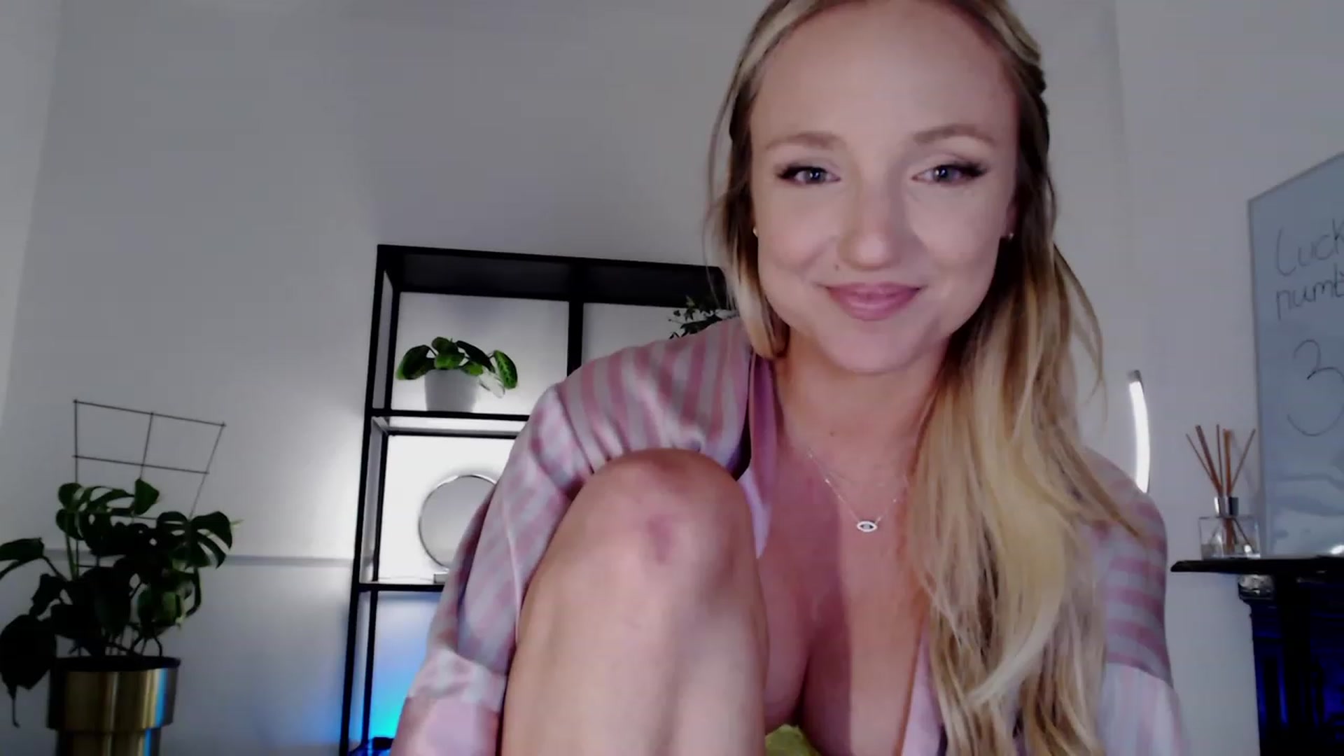 Gallery image thumbnail from MissCandece's myfreecams stream on, 05/27/2023, 22:22 image 9 of 20