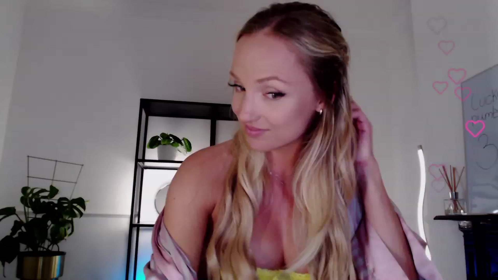 Gallery image thumbnail from MissCandece's myfreecams stream on, 05/27/2023, 22:22 image 7 of 20