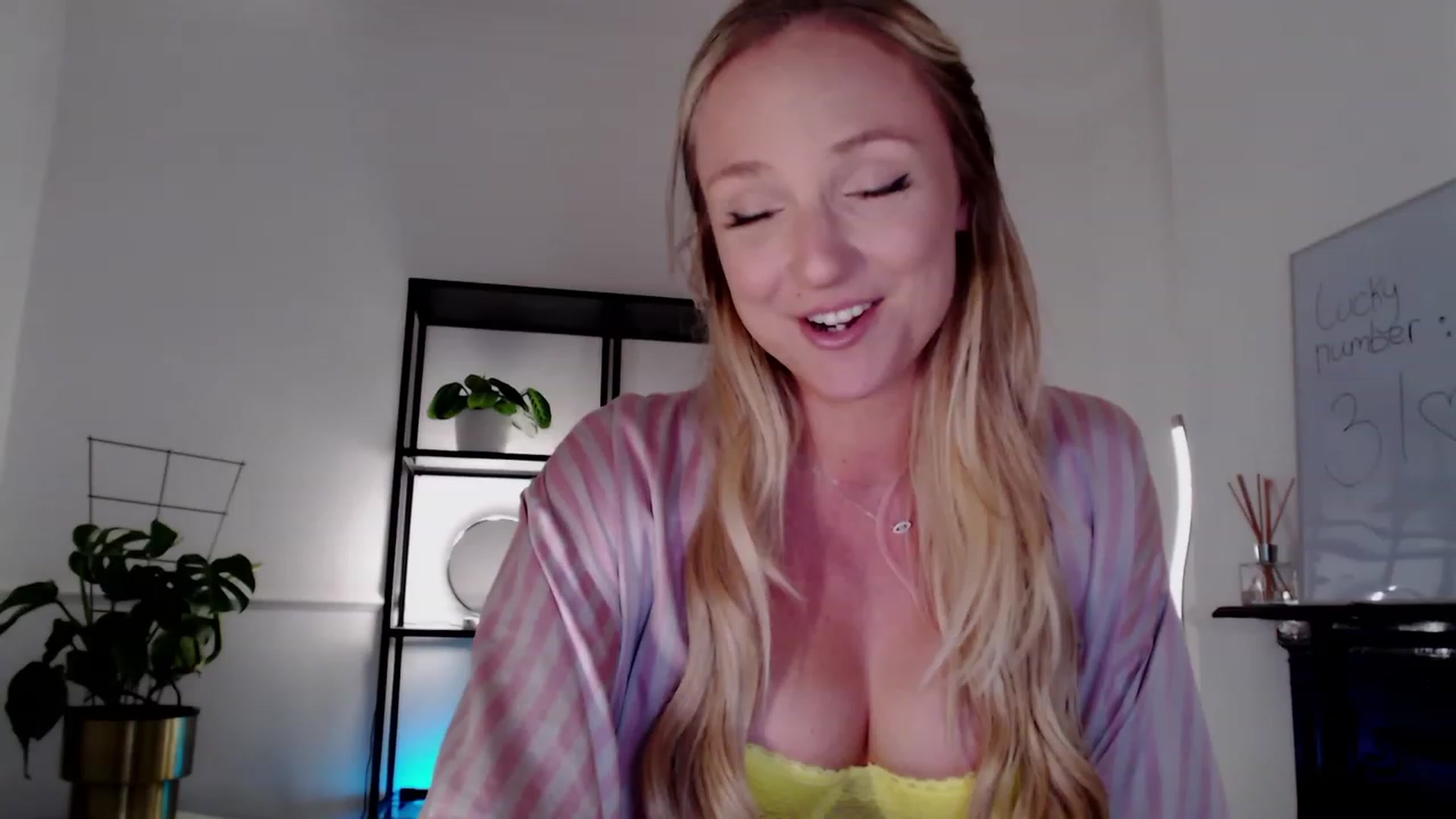 Gallery image thumbnail from MissCandece's myfreecams stream on, 05/27/2023, 22:22 image 4 of 20