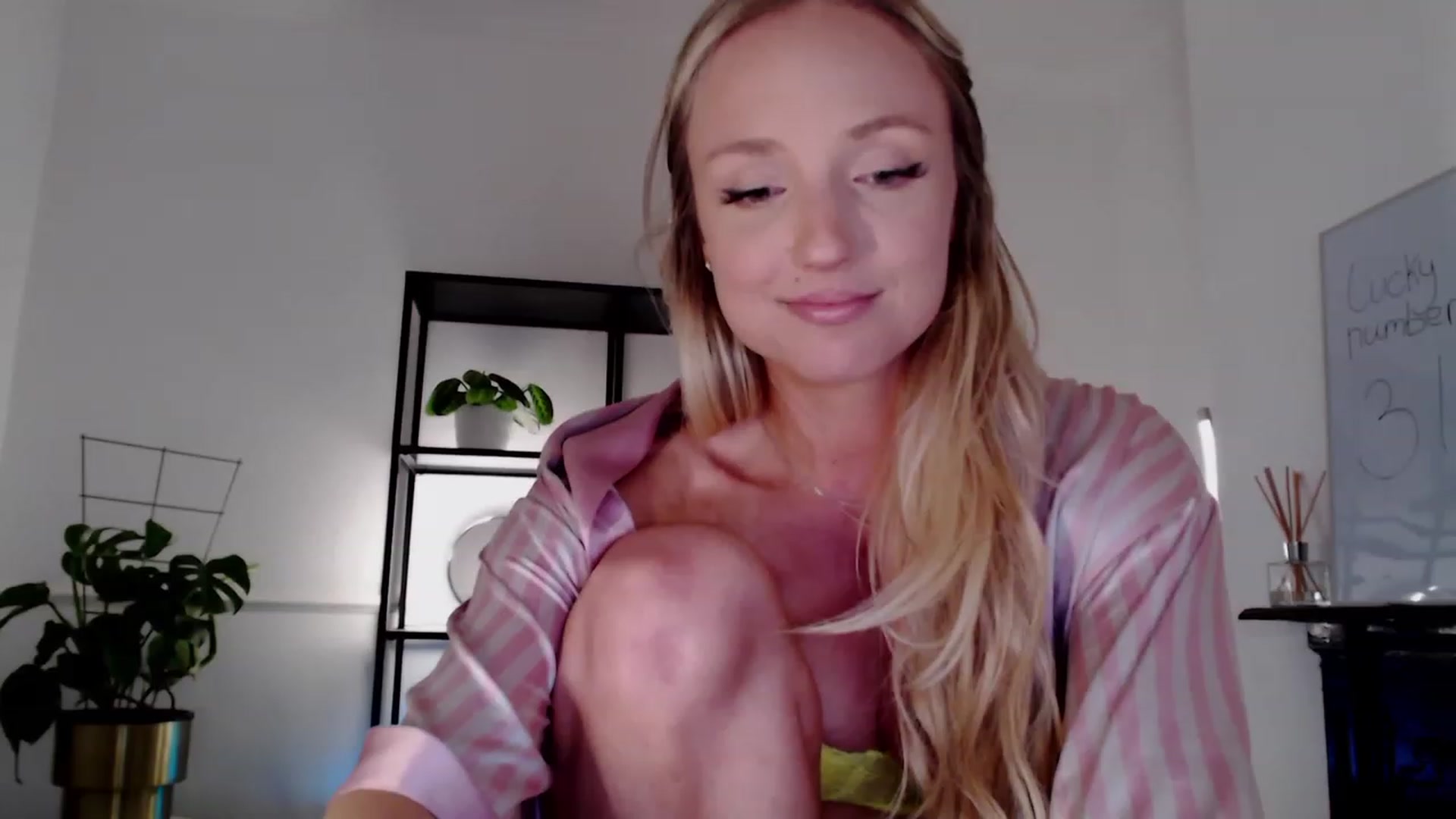 Gallery image thumbnail from MissCandece's myfreecams stream on, 05/27/2023, 22:22 image 5 of 20