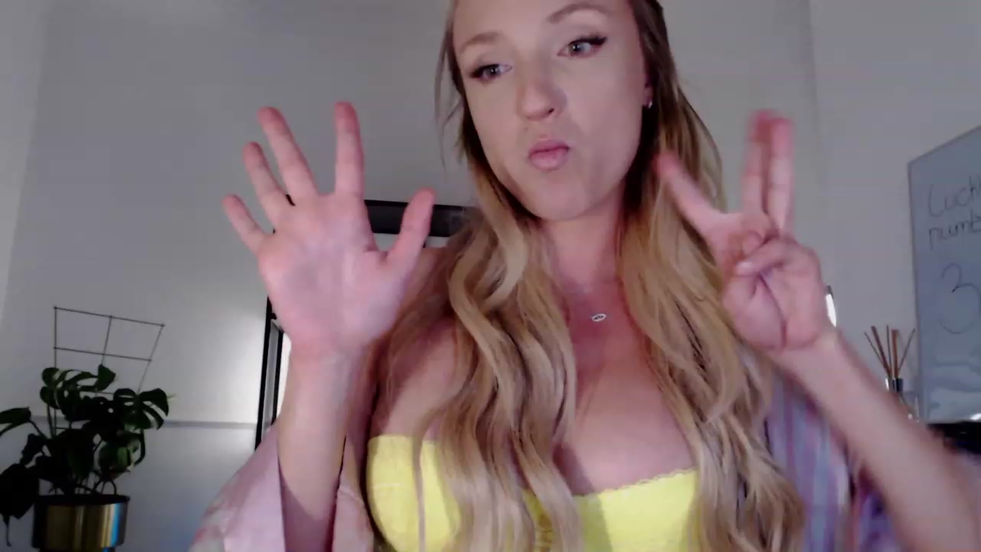Gallery image thumbnail from MissCandece's myfreecams stream on, 05/27/2023, 22:22 image 8 of 20