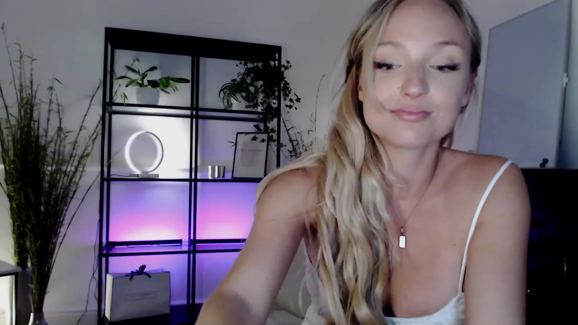 Gallery image thumbnail from MissCandece's myfreecams stream on, 05/31/2023, 22:02 image 6 of 20