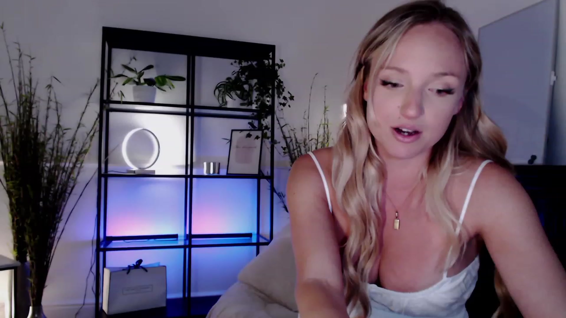 Gallery image thumbnail from MissCandece's myfreecams stream on, 05/31/2023, 22:02 image 4 of 20